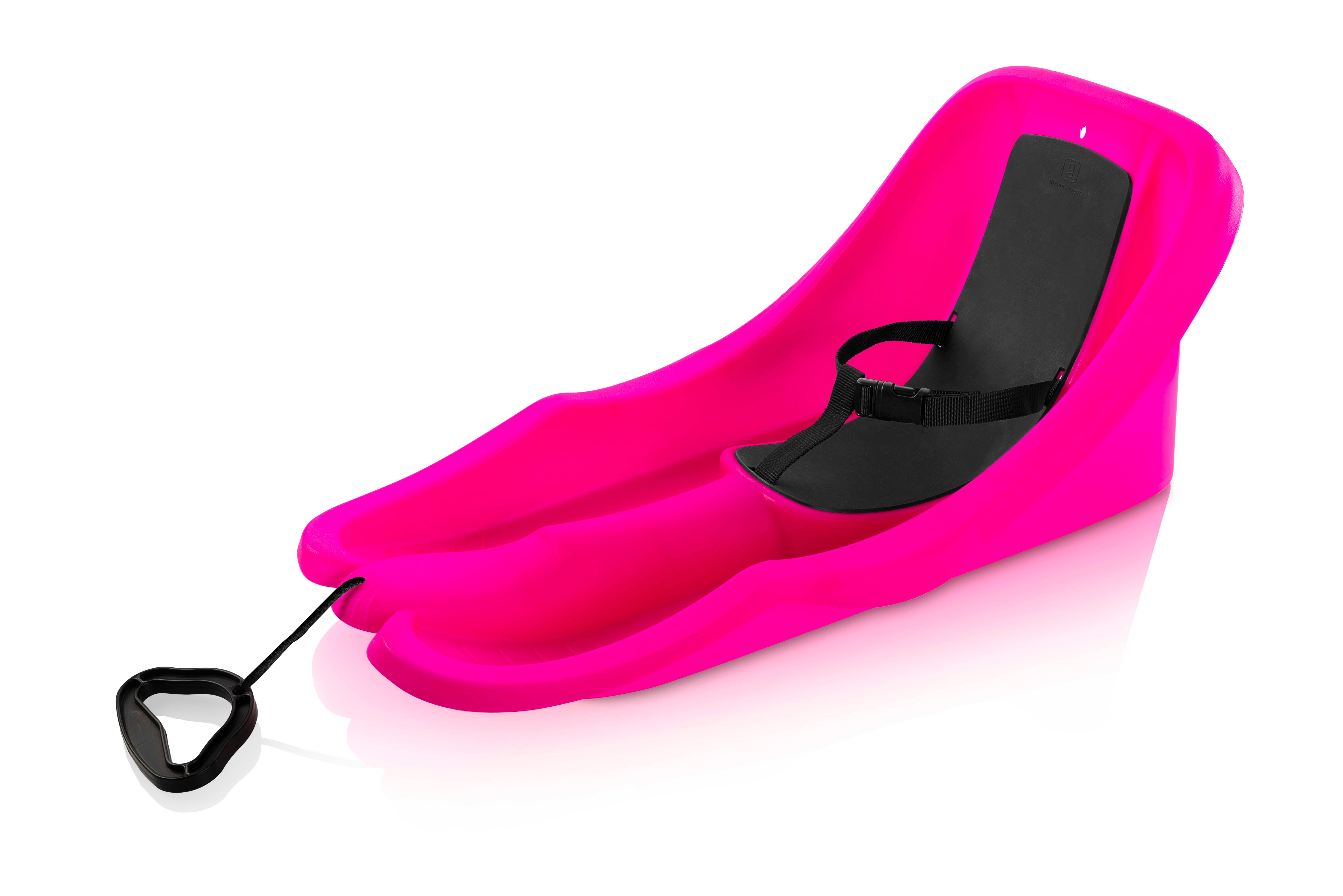 Różowe plastikowe sanki z czarnym siedzeniem i czarnym uchwytem na linie. Tło jest białe.