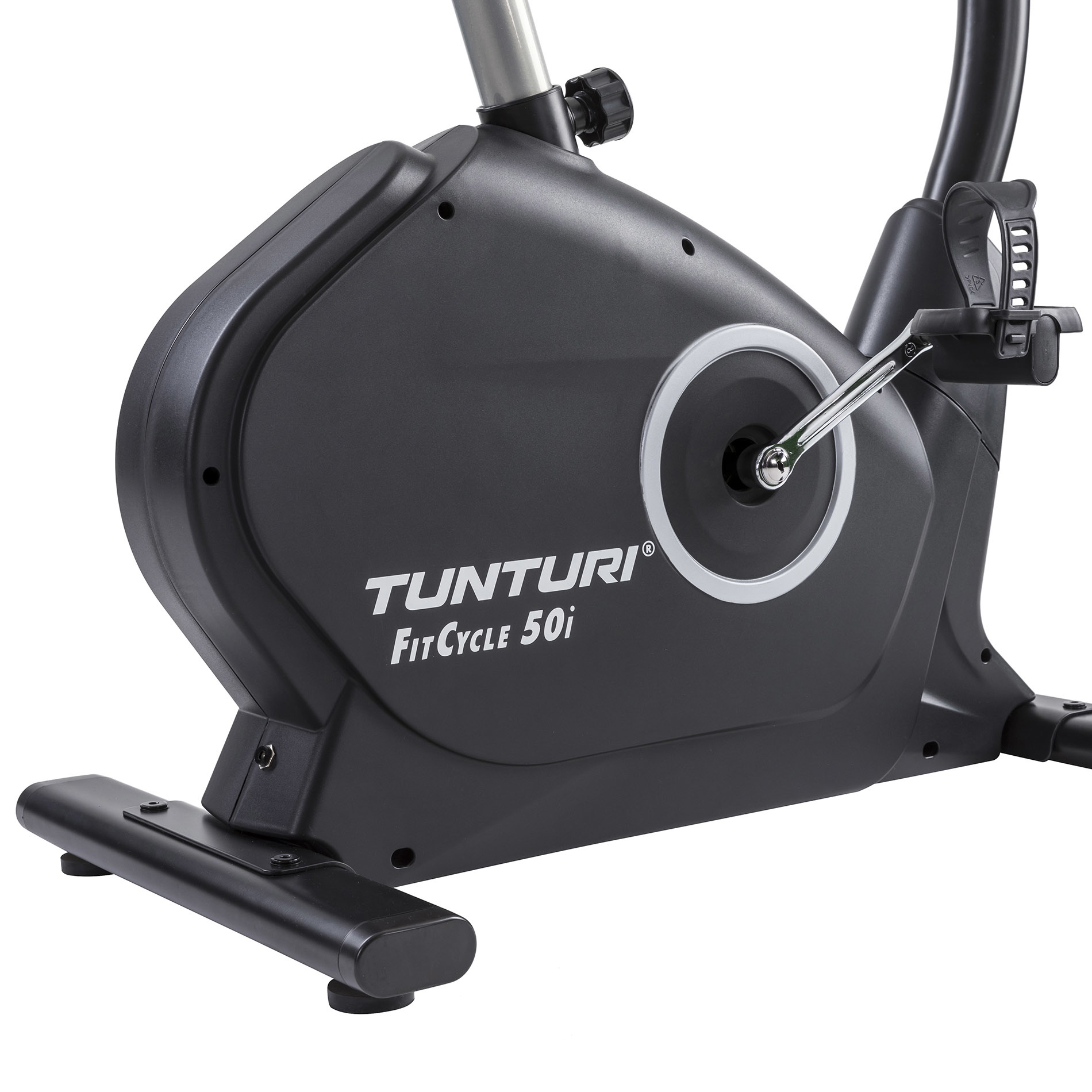 Een zwarte hometrainer, close-up van de zijkant van de fiets. De merknaam is zichtbaar op het zwarte oppervlak.
