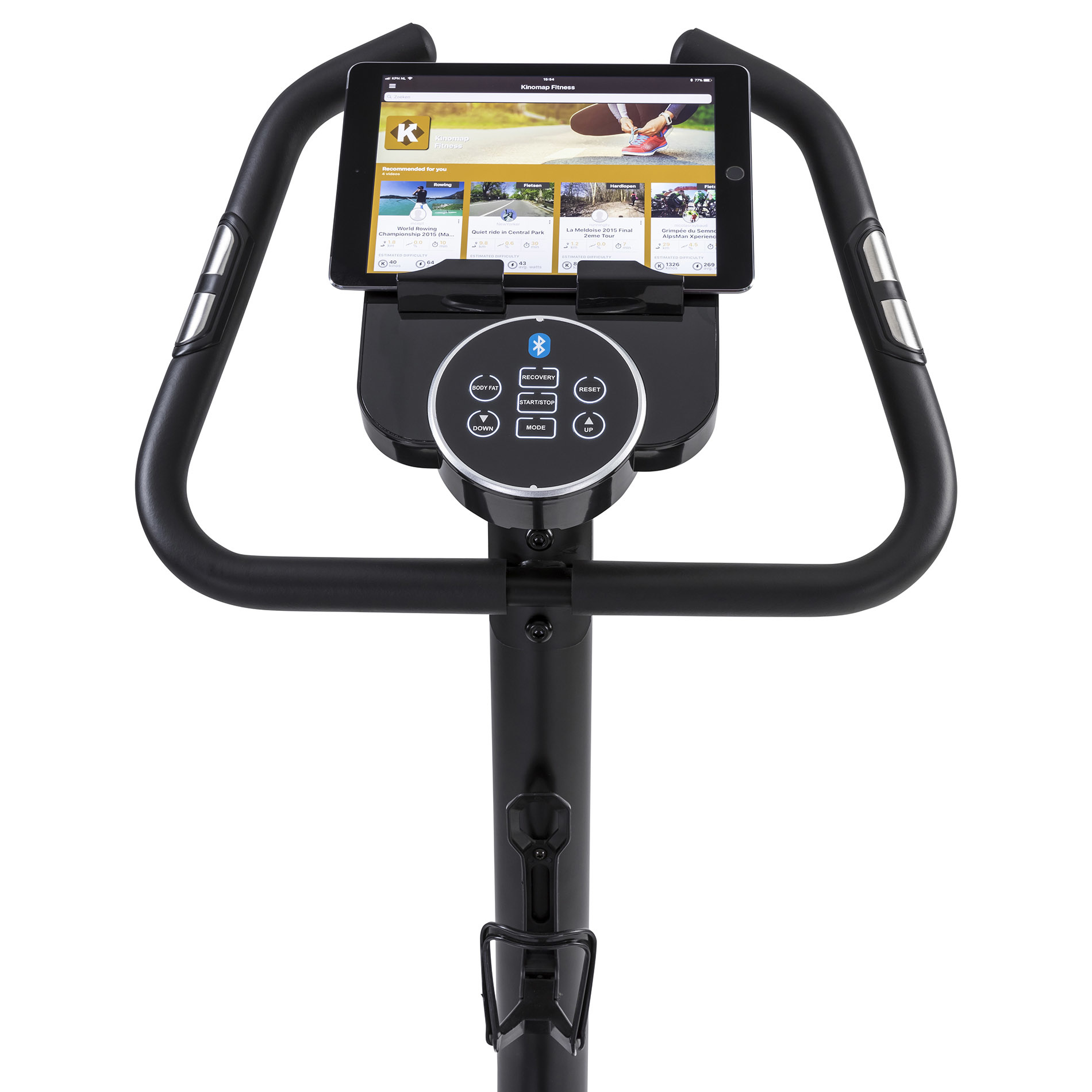 Een zwarte hometrainer met een tablethouder, met een scherm met de Kinomap Fitness-app.