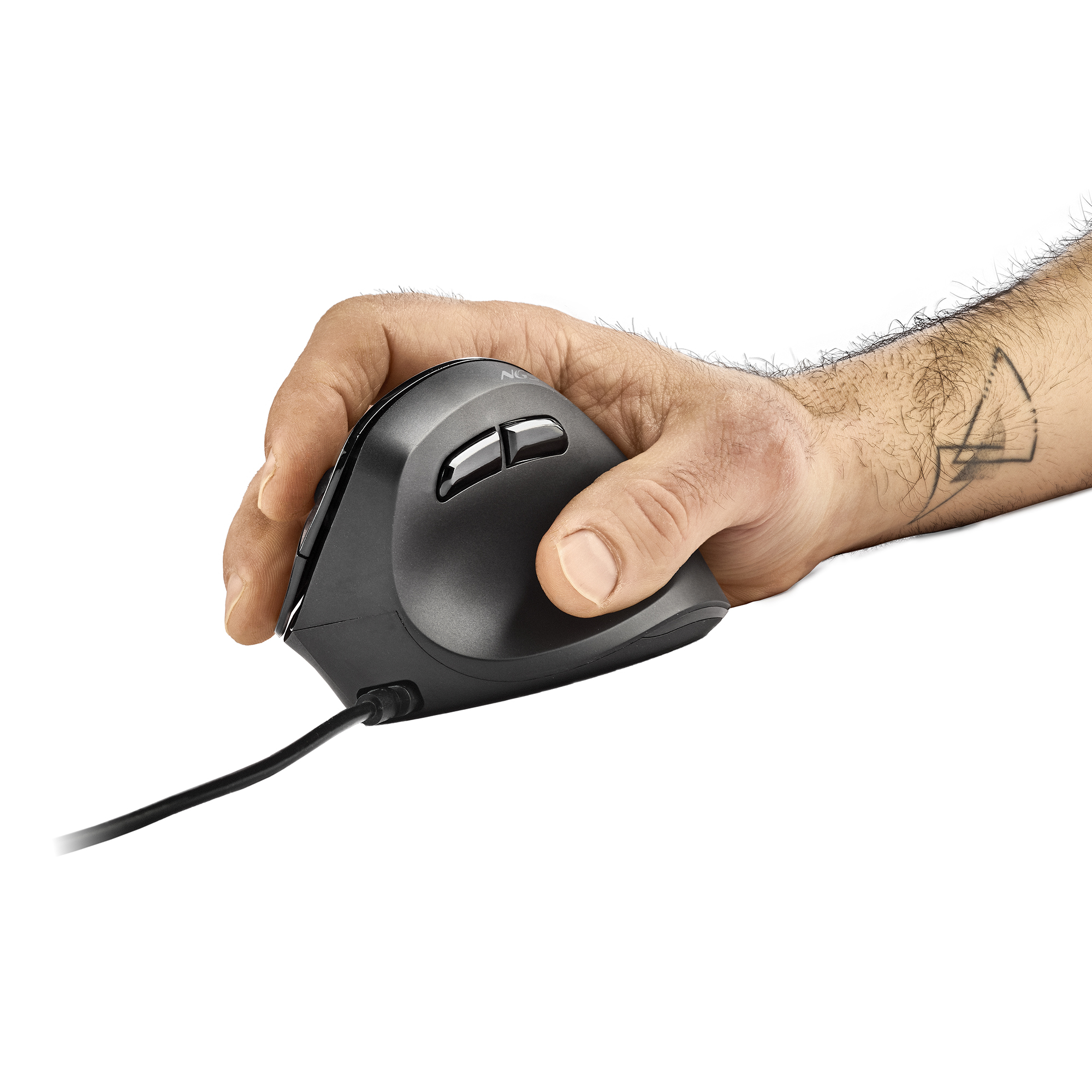 Mano che tiene un mouse ergonomico nero su sfondo bianco.