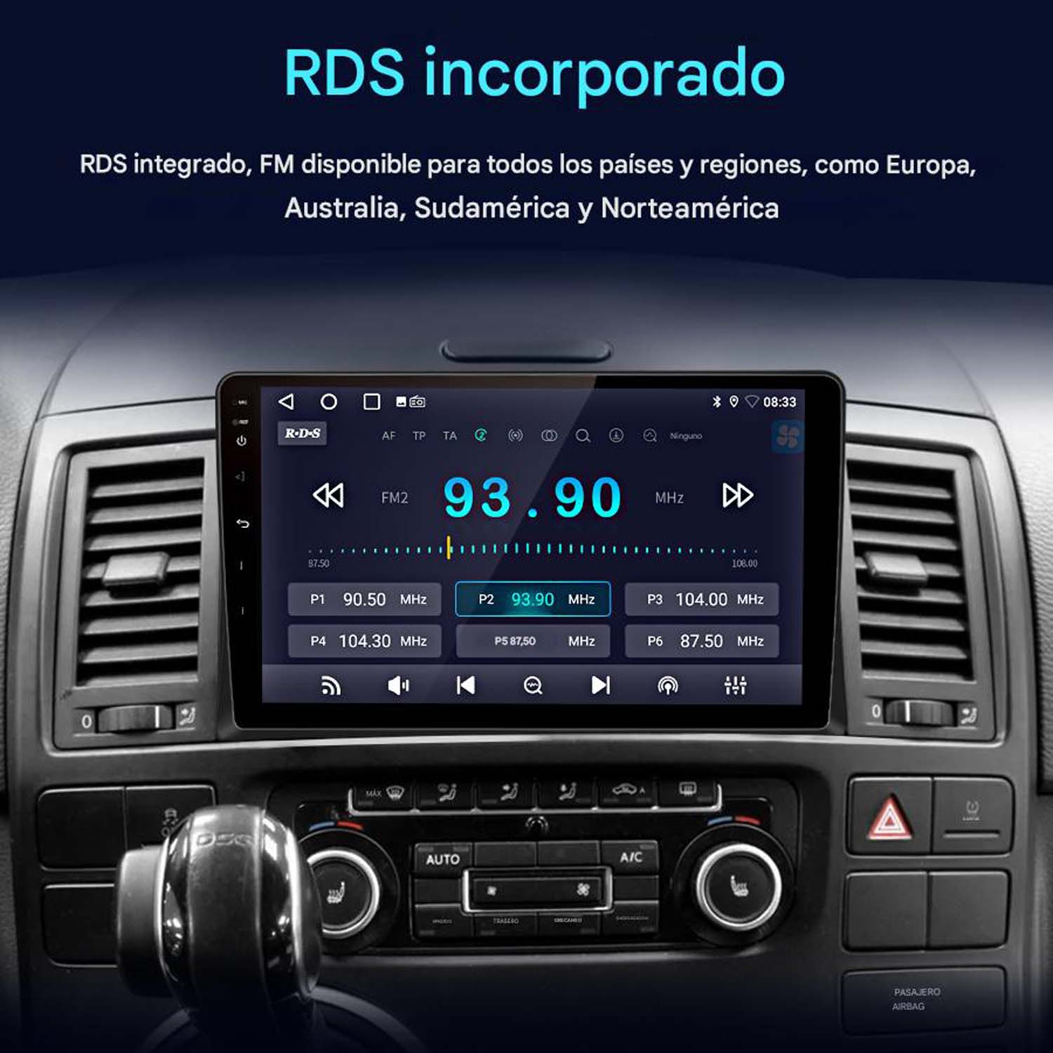 Pantalla de radio de coche, mostrando info de radio FM y controles, dentro del salpicadero.