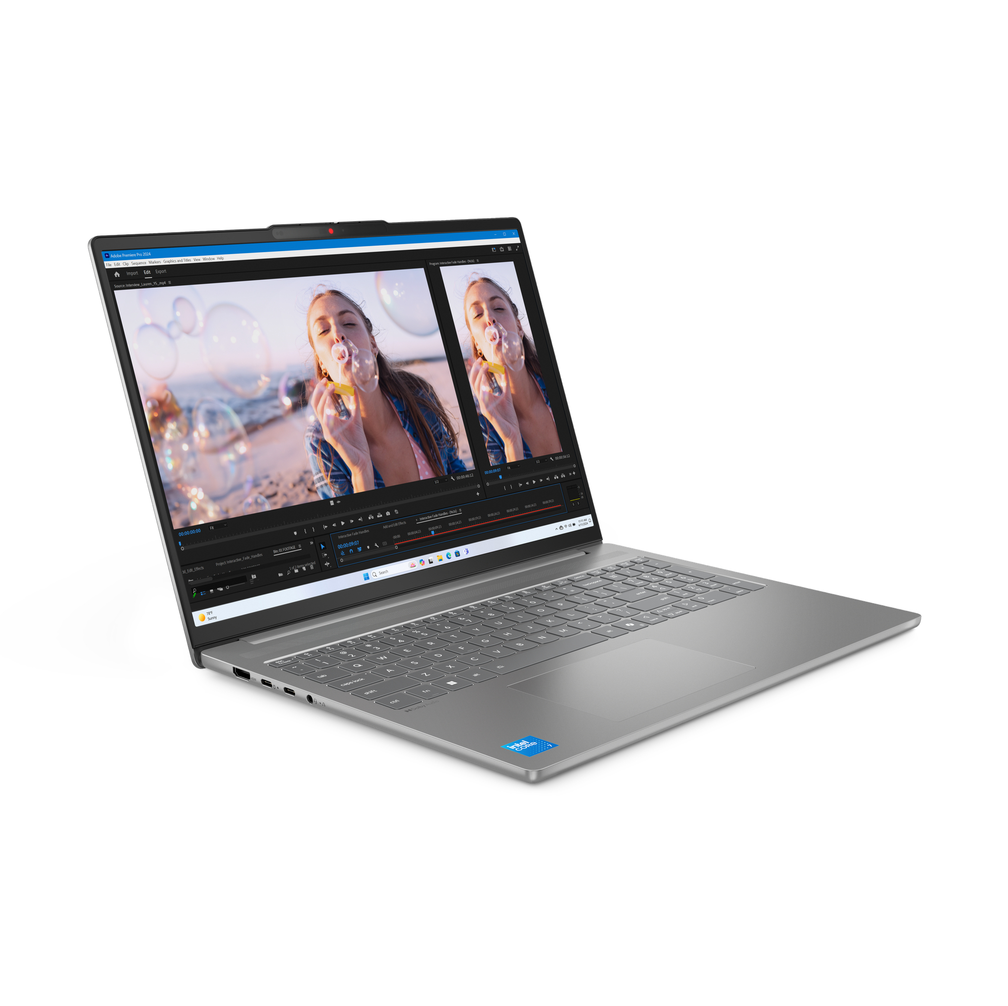 Laptop argentato aperto che mostra un'interfaccia di editing video sullo schermo.