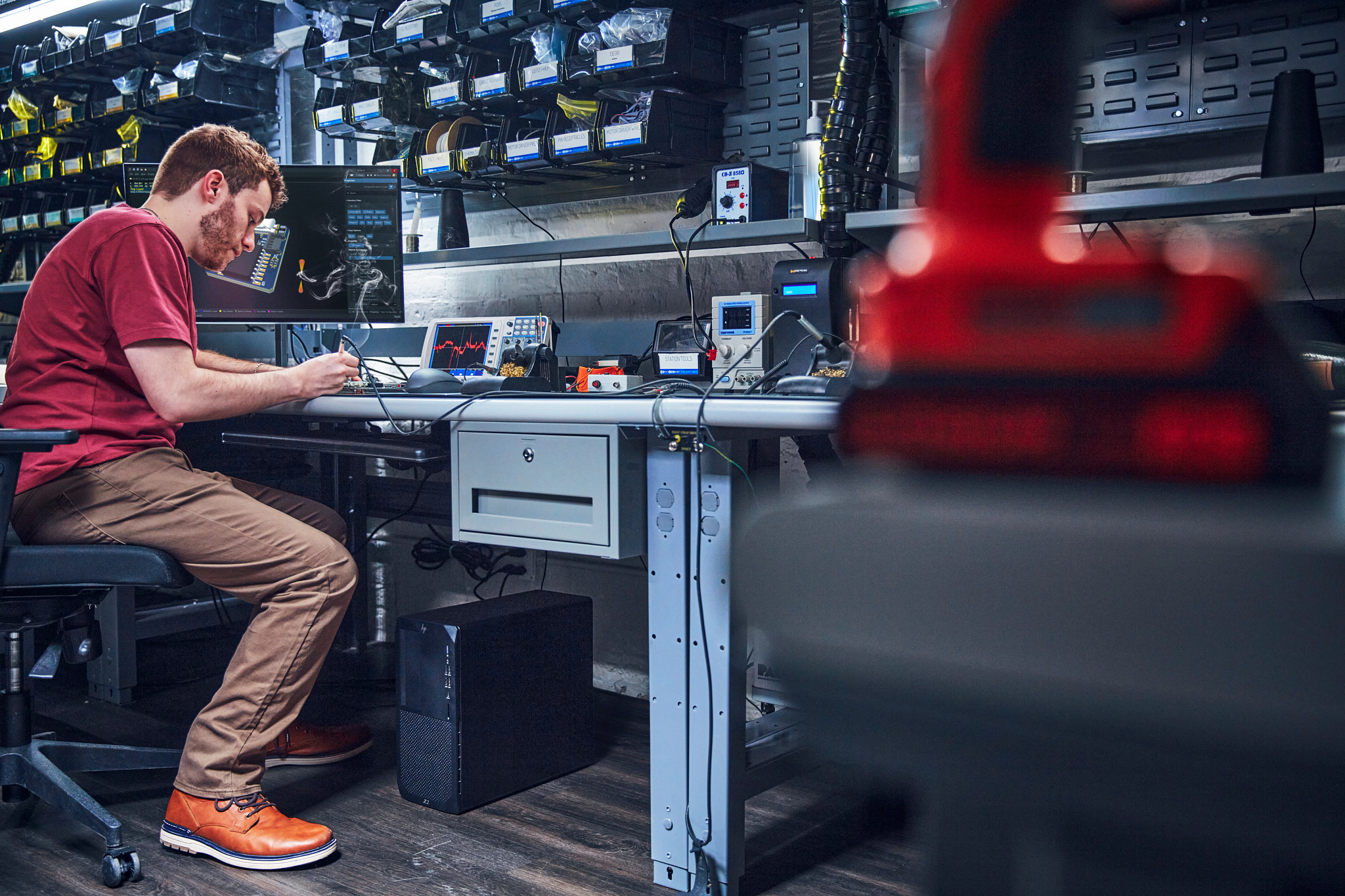 Osoba pracująca nad konfiguracją komputera w laboratorium technologicznym.