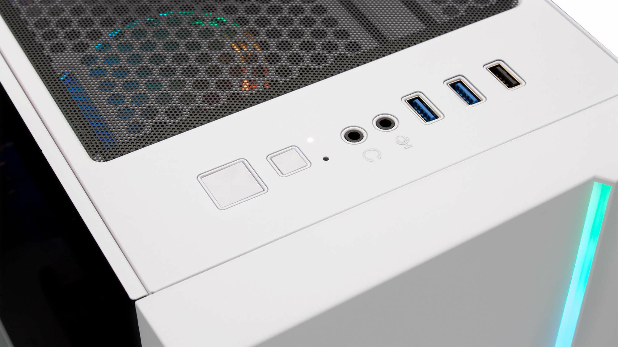 L'avant d'un boîtier d'ordinateur blanc, avec des ports USB et des boutons. Le dessus a une grille en maille, sur fond blanc.