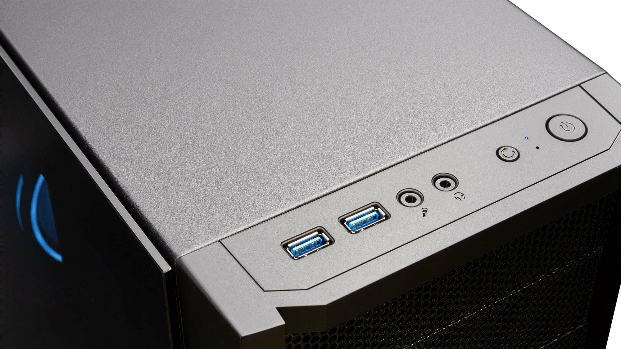 Nahaufnahme der Oberseite eines Computergehäuses mit USB-Anschlüssen, Audioanschlüssen und einem Ein-Aus-Schalter.