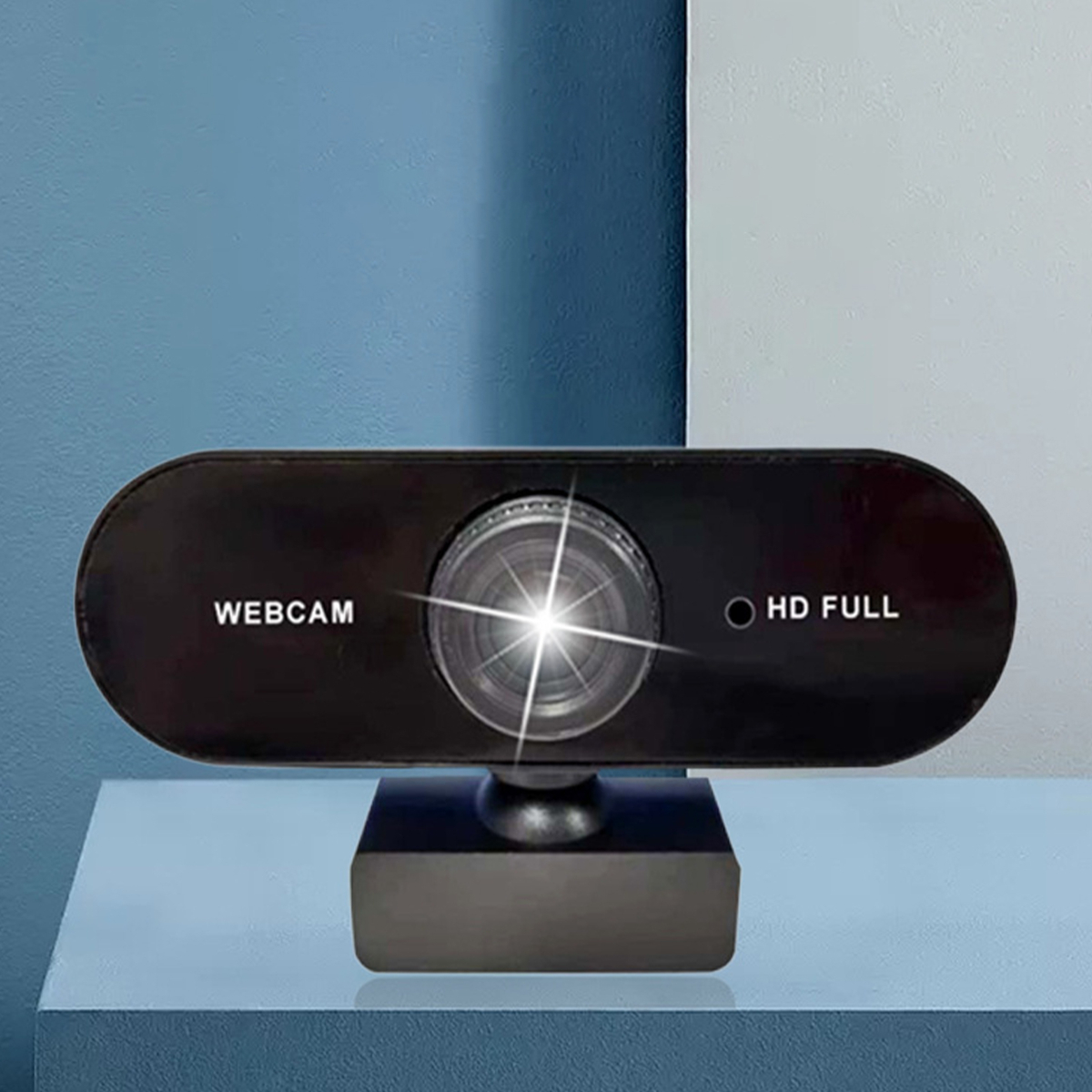 Eine schwarze Webcam wird vor einem Hintergrund mit Blau- und Weißtönen gezeigt. Das Wort