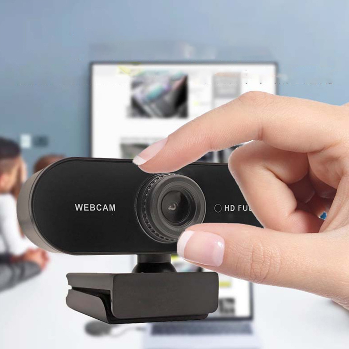 Die Hand einer Person hält eine schwarze Webcam mit dem Wort WEBCAM.