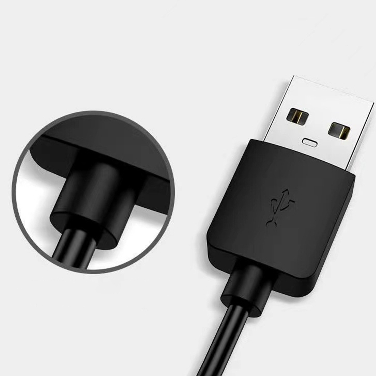 Schwarzes USB-Kabel mit Nahaufnahme des Anschlusses.