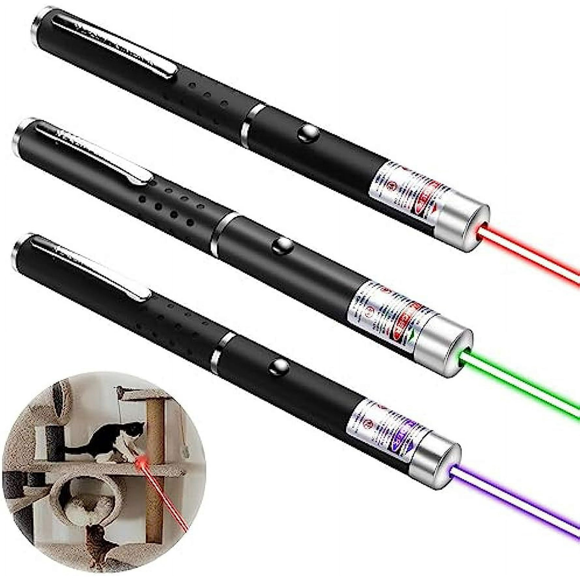 Drei schwarze Laserpointer mit roten, grünen und lila Strahlen. Ein Strahl ist auf einem Katzenbaum.