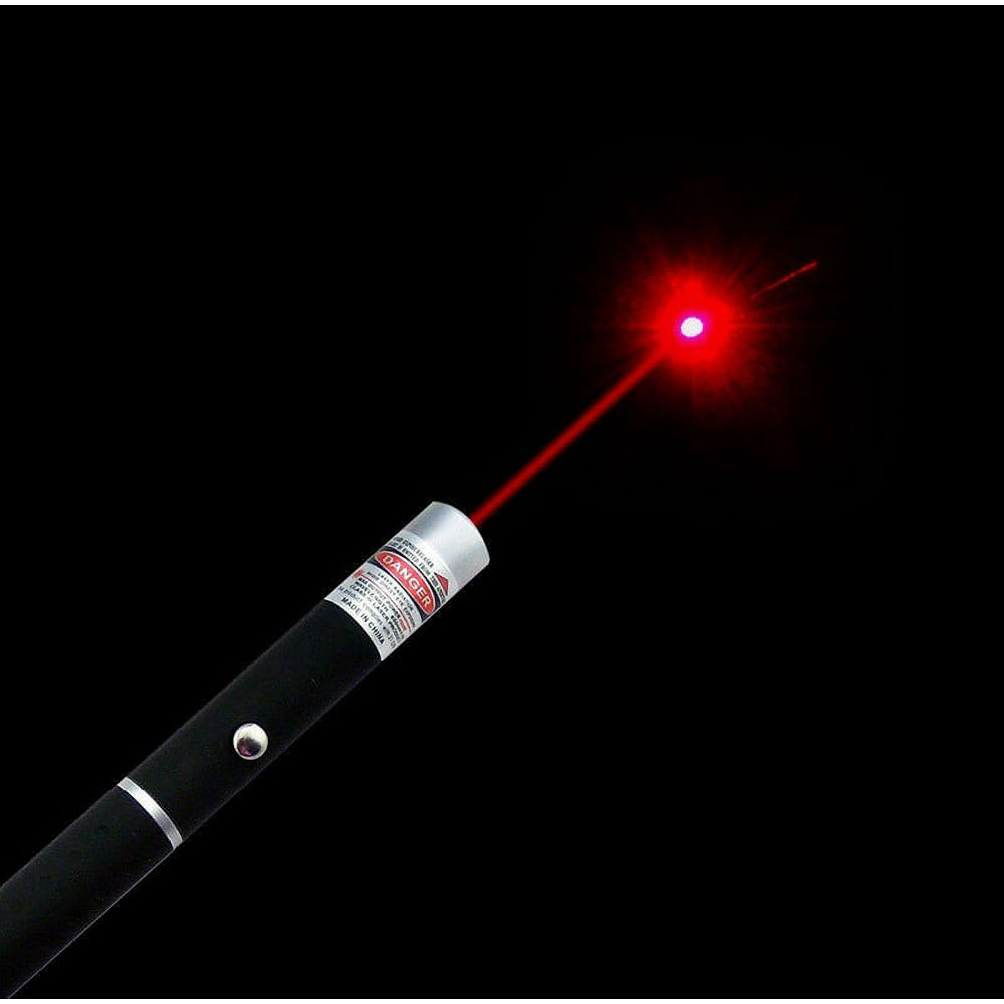 Schwarzer Laserpointer, der einen roten Laserstrahl aussendet. Der Laserpunkt ist sichtbar.