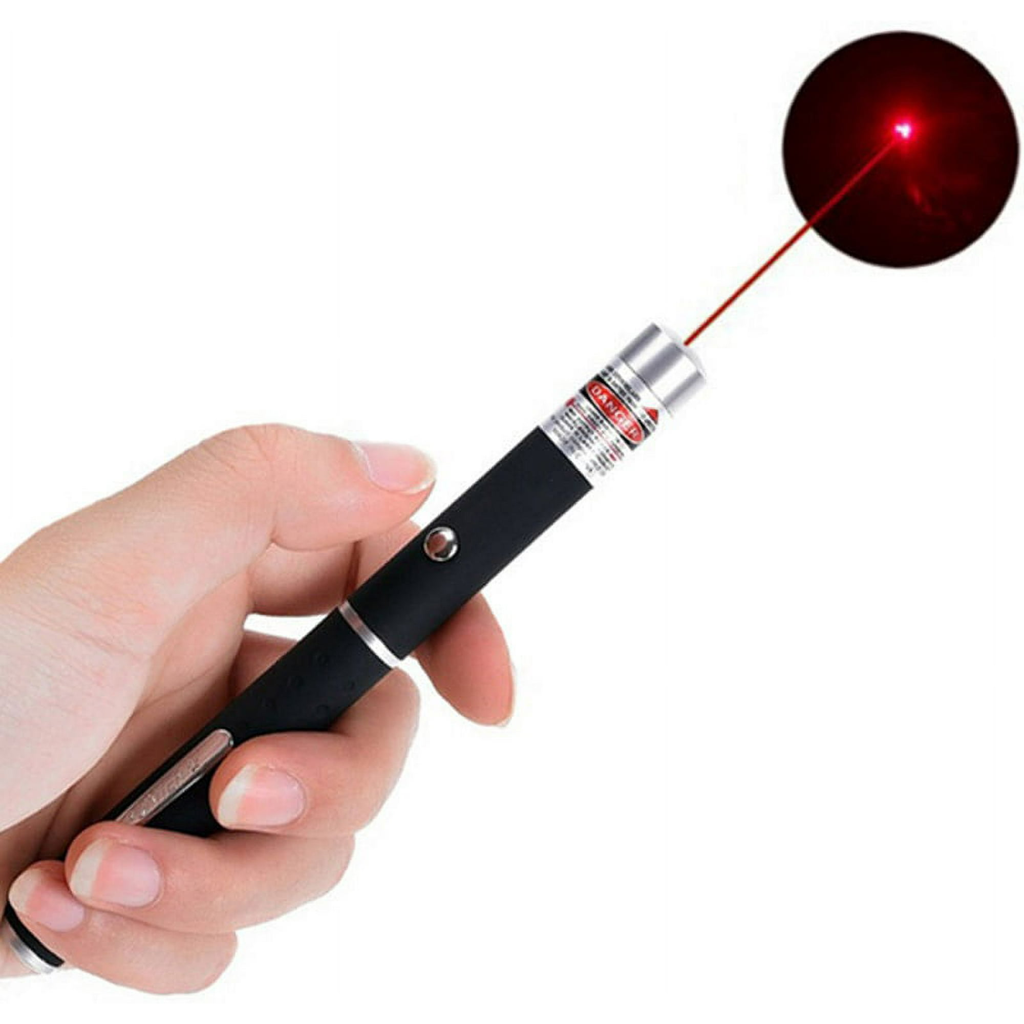 Eine Hand, die einen schwarzen Laserpointer hält, der einen roten Laserstrahl aussendet.