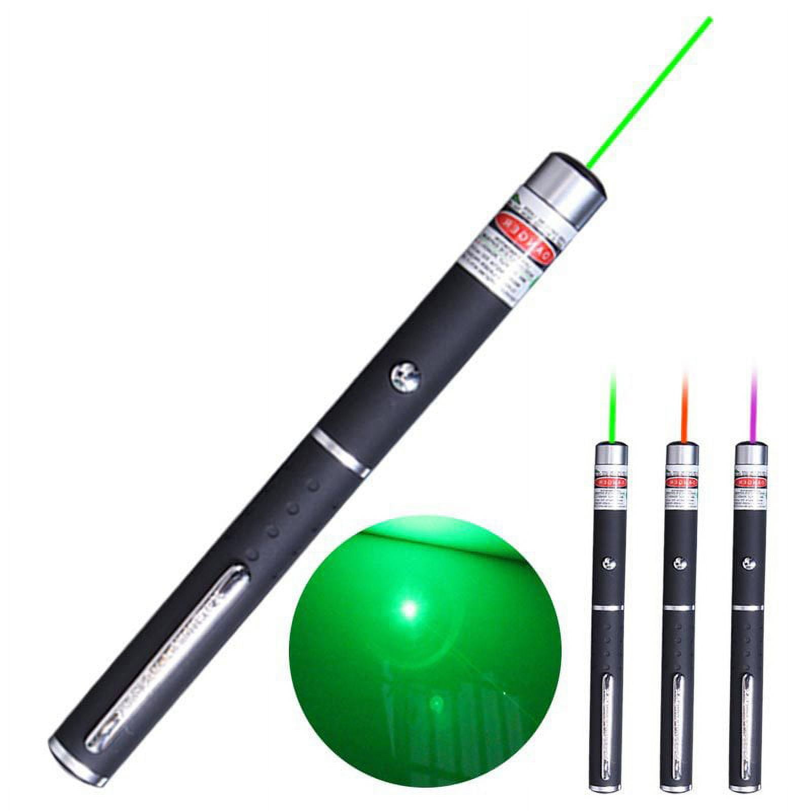 Ein schwarzer Laserpointer mit grünem Strahl. Es gibt drei ähnliche Pointer mit verschiedenfarbigen Strahlen.