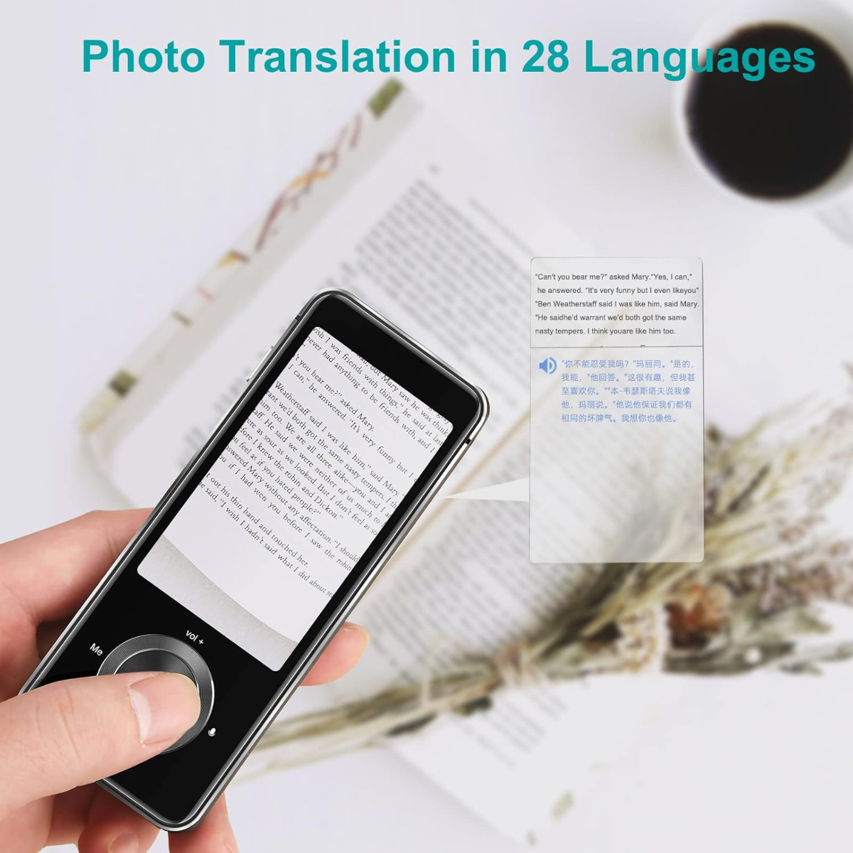 Eine Person hält ein Gerät mit einem Bildschirm, auf dem eine Übersetzung von Text auf Englisch angezeigt wird.