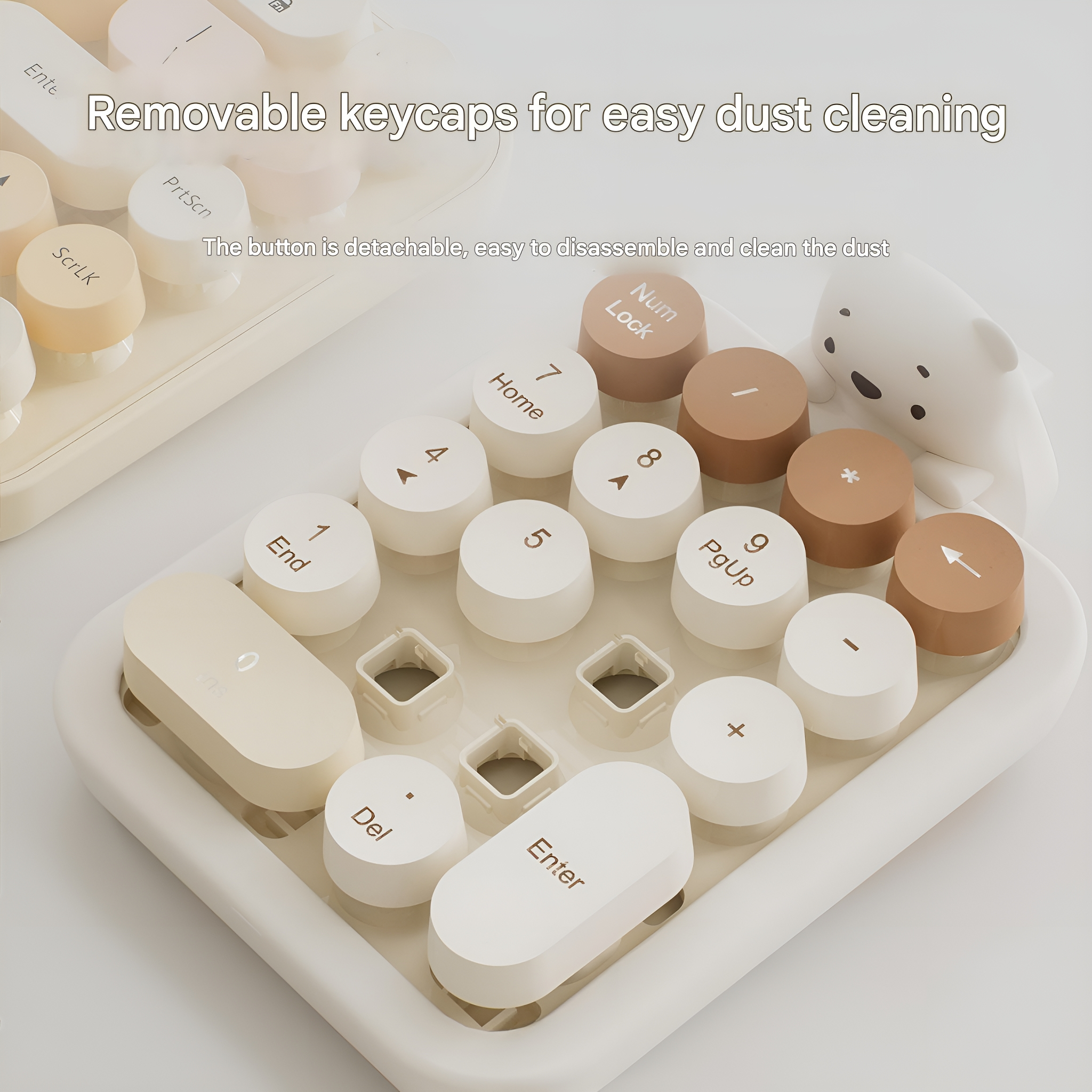 Nahaufnahme einer kleinen Tastatur mit cremefarbenen Tasten, einige mit Zahlen und Symbolen beschriftet.