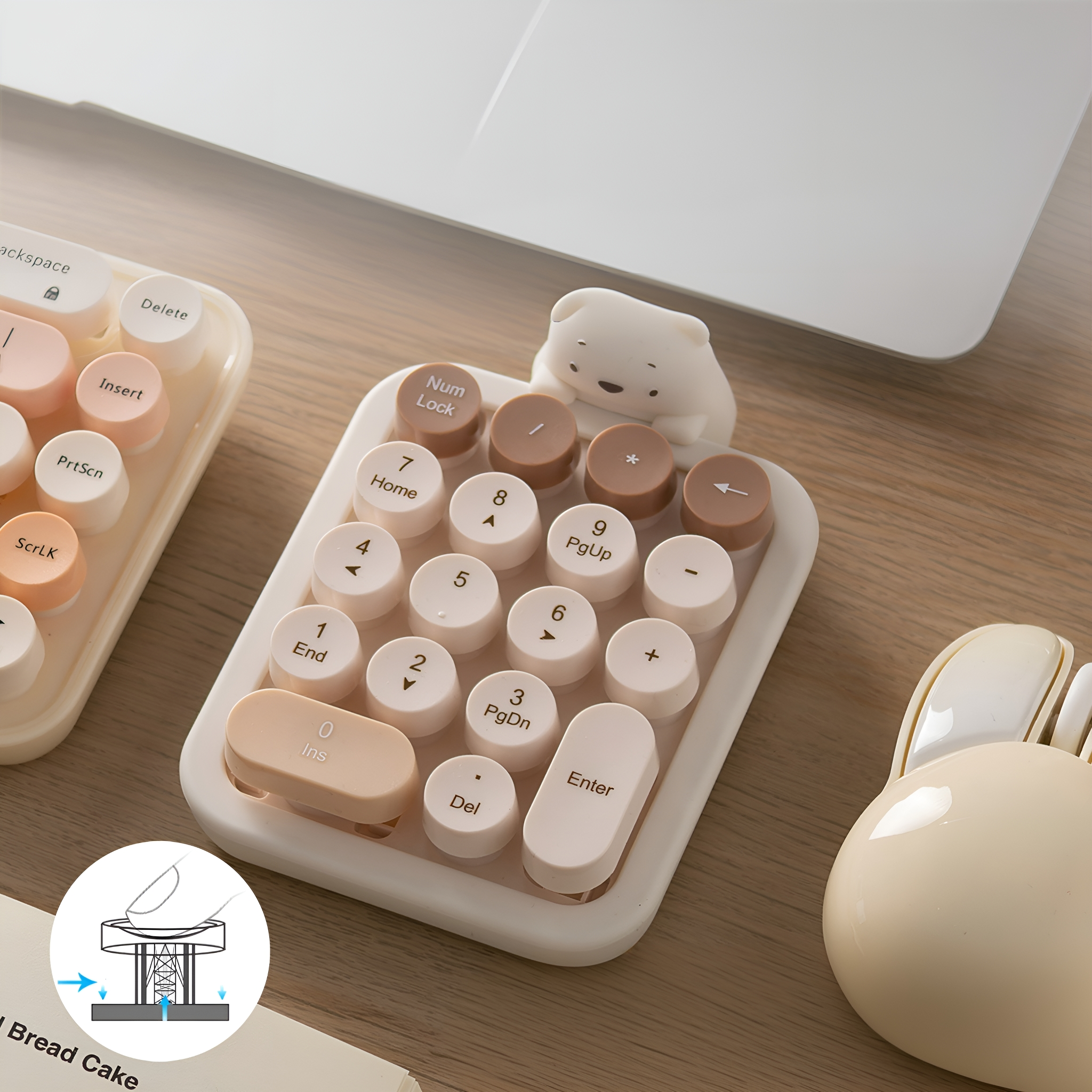 Eine Tastatur mit runden Tasten und einer Bärenfigur sowie eine Maus und eine Tastatur.