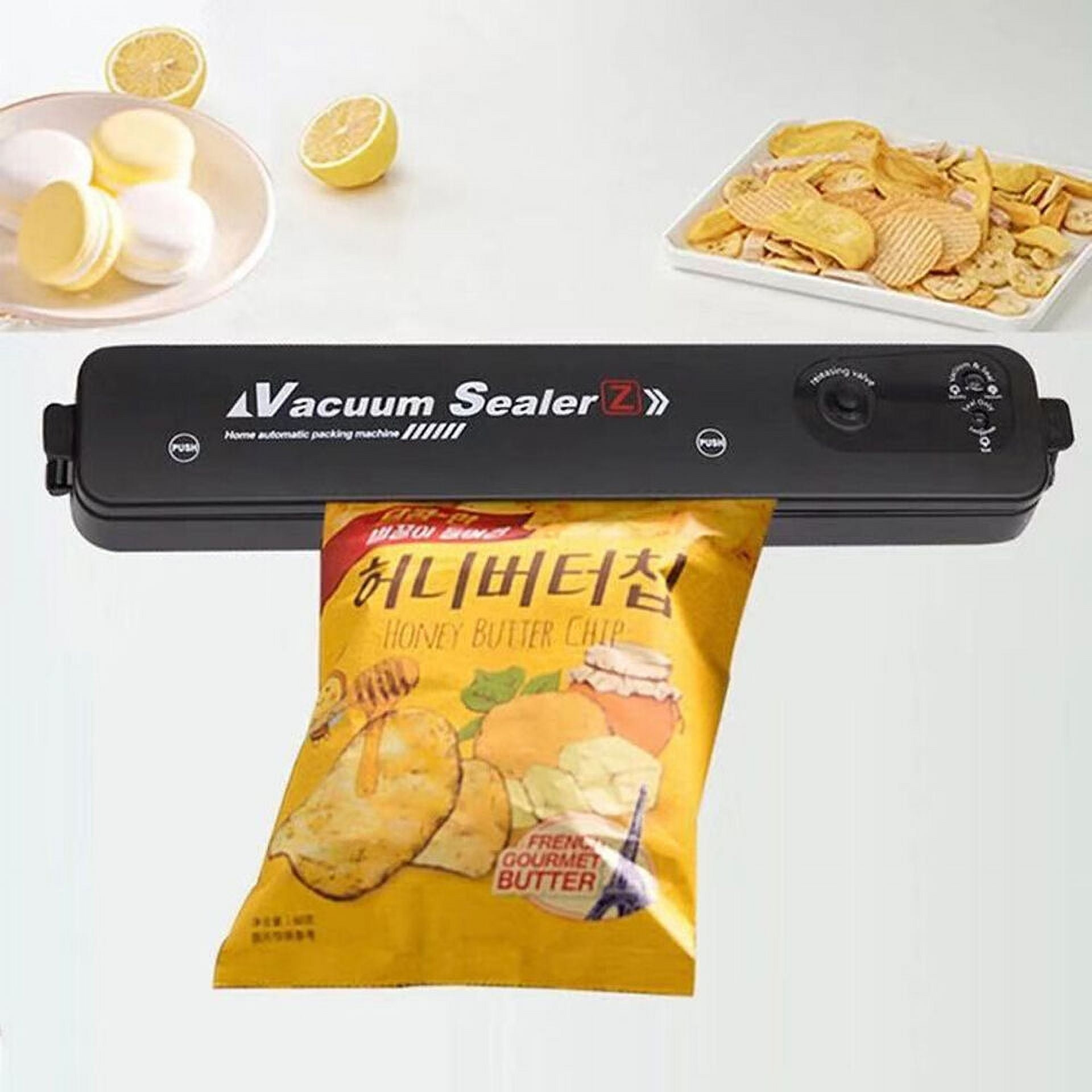 Vakuumiergerät versiegelt eine Chipstüte; Zitronen und Makronen im Hintergrund.