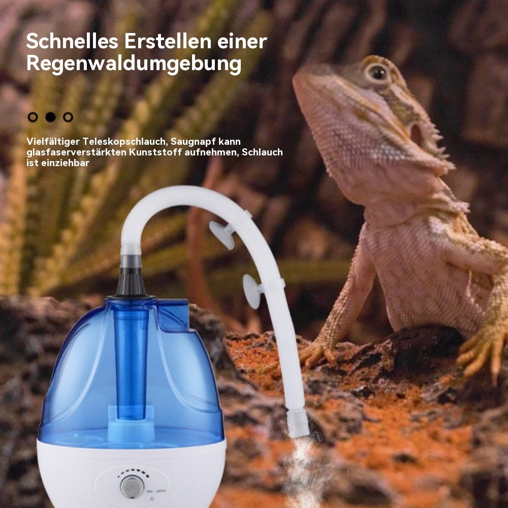 Luftbefeuchter mit weißem Körper, blauem Wassertank und einem flexiblen weißen Schlauch. Eidechse im Hintergrund.
