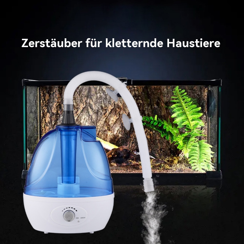 Ein Luftbefeuchter für ein Terrarium. Der Luftbefeuchter ist weiß und blau. Der Hintergrund zeigt ein Terrarium.