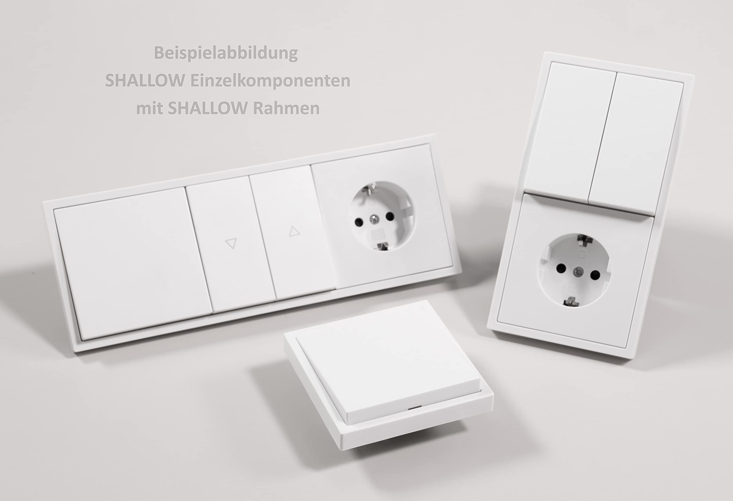 Drei weiße Steckdosen und Schalter auf hellgrauem Hintergrund, beschriftet mit Deutsch: Beispielabbildung, SHALLOW.