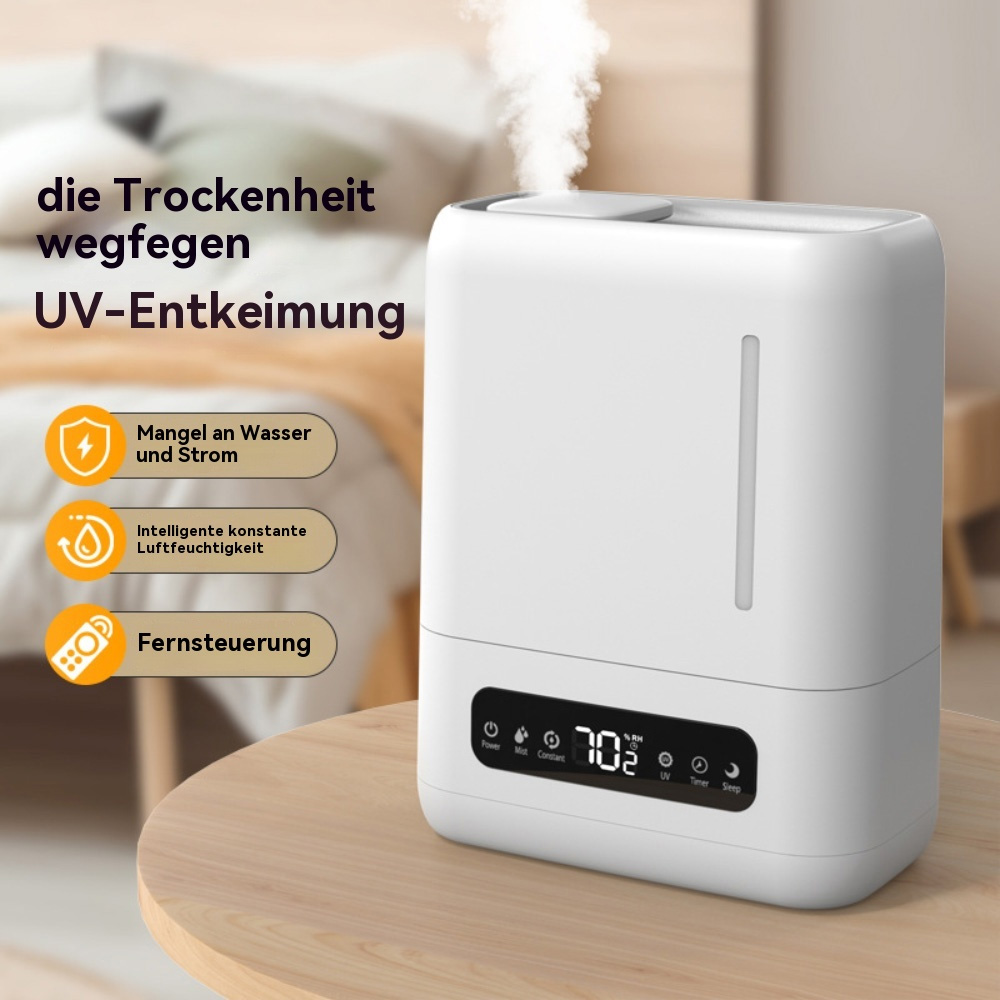Weißer Luftbefeuchter auf einem Holztisch, mit Bedienelementen und Display, Text: UV-Entkeimung, und mehr.