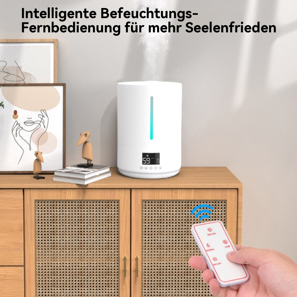 Ein weißer Luftbefeuchter auf einem Holzschrank. Eine Fernbedienung wird in einer Hand gehalten, mit Wifi-Symbol.