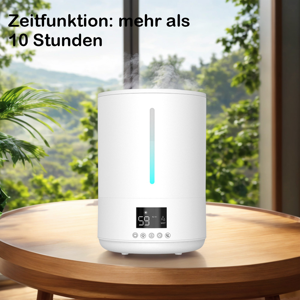 Ein weißer Luftbefeuchter auf einem Holztisch mit Digitalanzeige und Wasserdampf.
