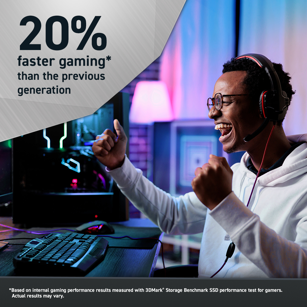 Mężczyzna w słuchawkach, gra. Tekst: 20% szybsze granie. Czarny stół, monitor.