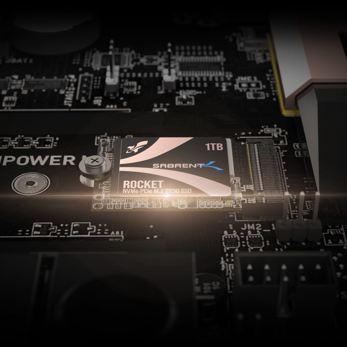 Zbliżenie płyty głównej z zainstalowanym dyskiem SSD Sabrent Rocket.