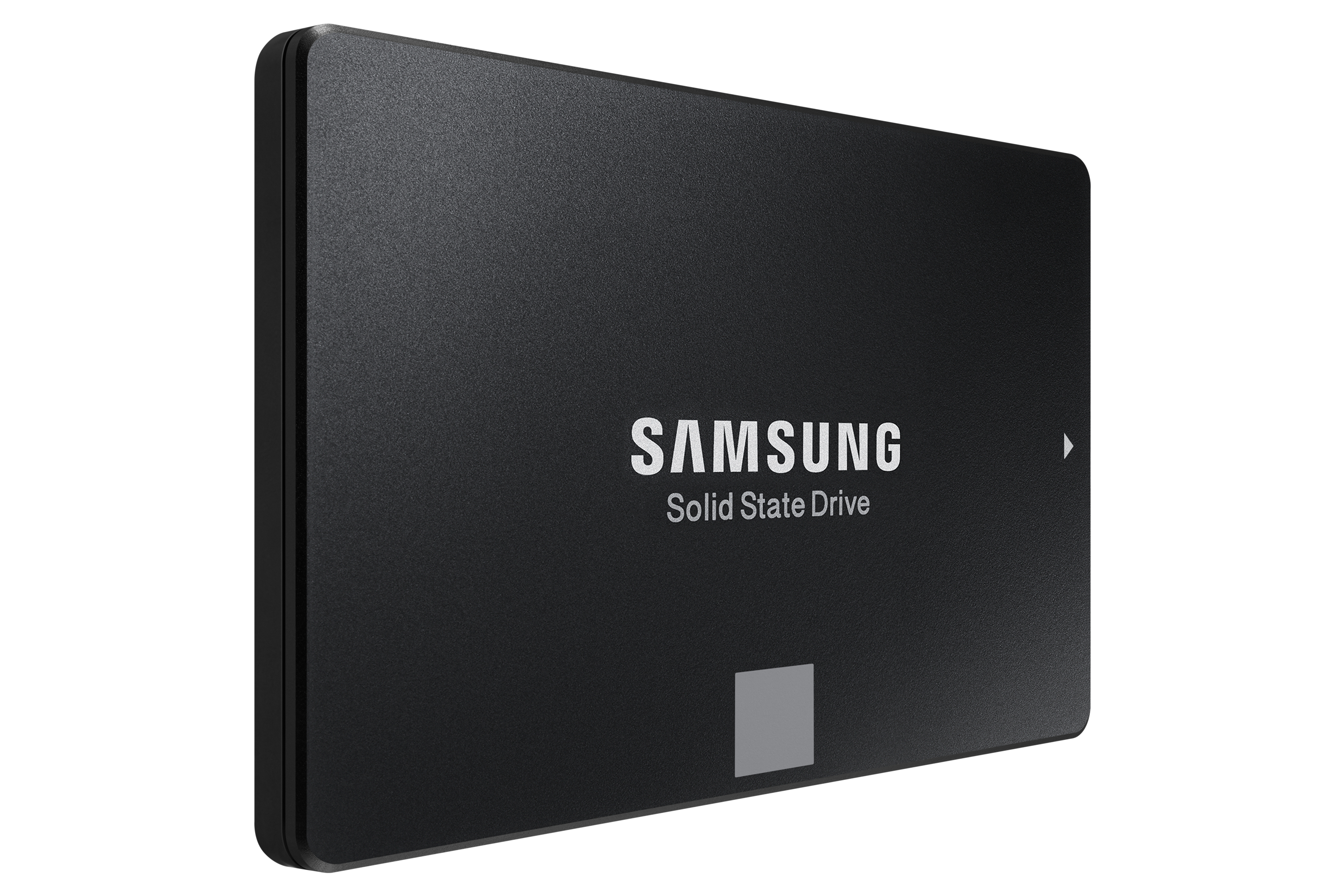 Schwarze Samsung SSD-Festplatte, mit weißem Text und einem grauen Quadrat. Die Festplatte ist auf weißem Grund.
