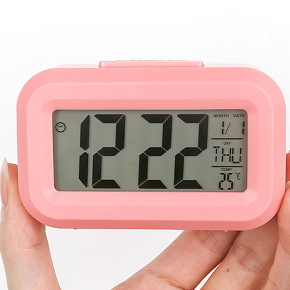 Rosa digitaler Wecker mit der Uhrzeit 12:22, Datum, Tag und Temperatur.