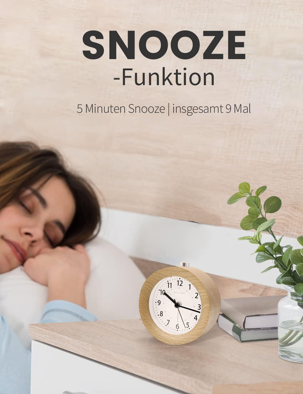 Wecker aus Holz auf einem Nachttisch neben einer schlafenden Person.