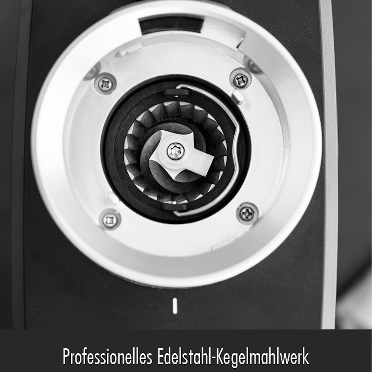 Nahaufnahme eines Kaffeemühlenmechanismus mit einem metallischen, sternförmigen Mahlteil im Fokus.