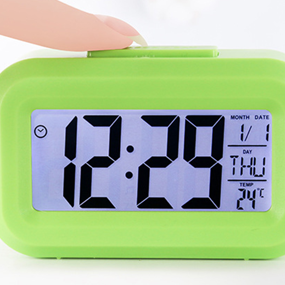 Eine grüne Digitaluhr zeigt die Zeit 12:29 an. Sie zeigt Datum, Tag und Temperatur.
