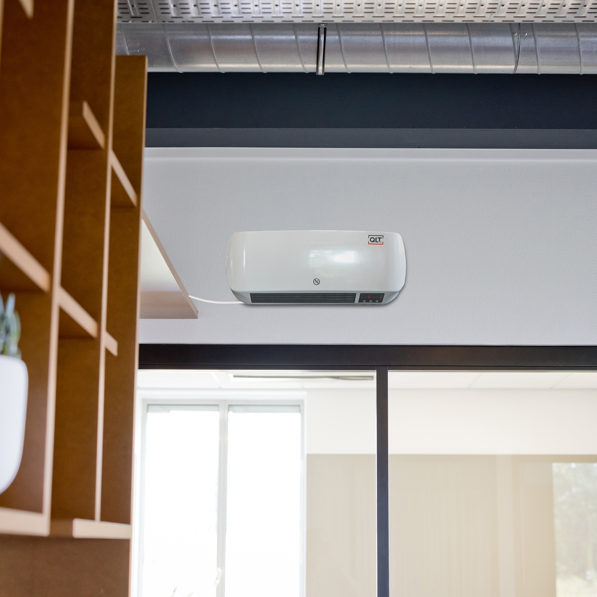 Een witte wandverwarming aan een witte muur. Boven een glazen deur en naast houten planken.