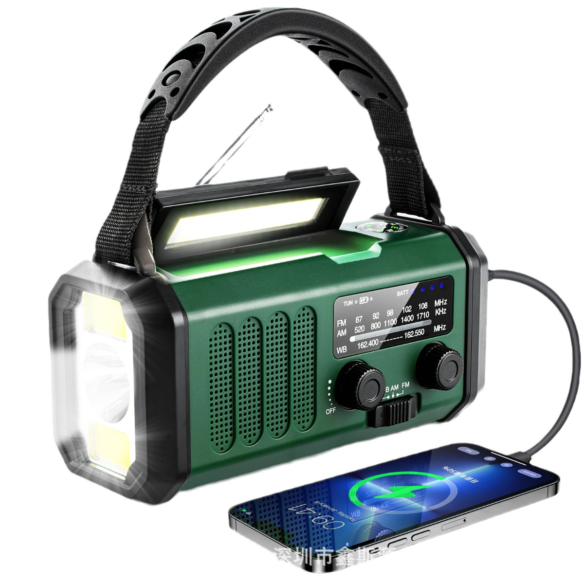 Grünes Notfallradio mit Taschenlampe und ladendem Telefon. Schwarzer Griff. Weißer Hintergrund.
