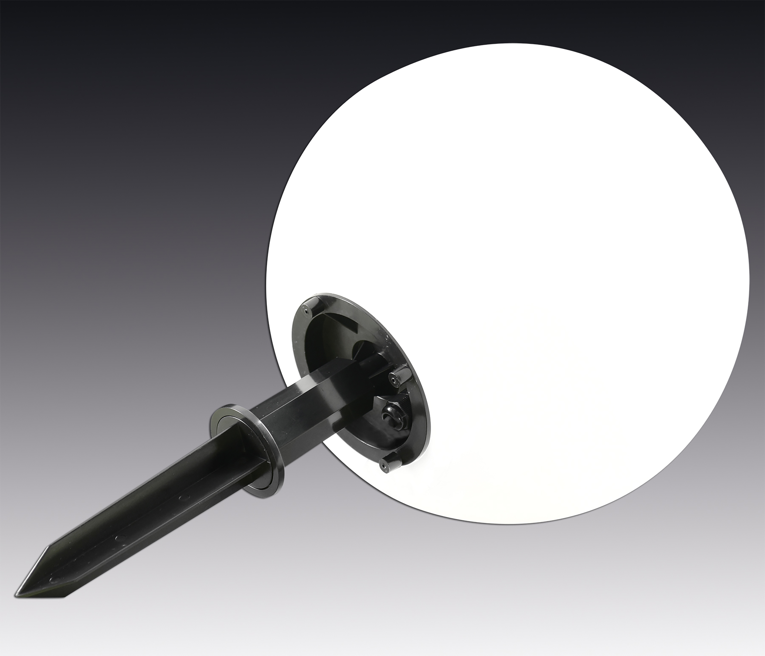 Schwarz-weiße Außenlampe mit Spießfuß. Der weiße Teil hat eine abgerundete Form.