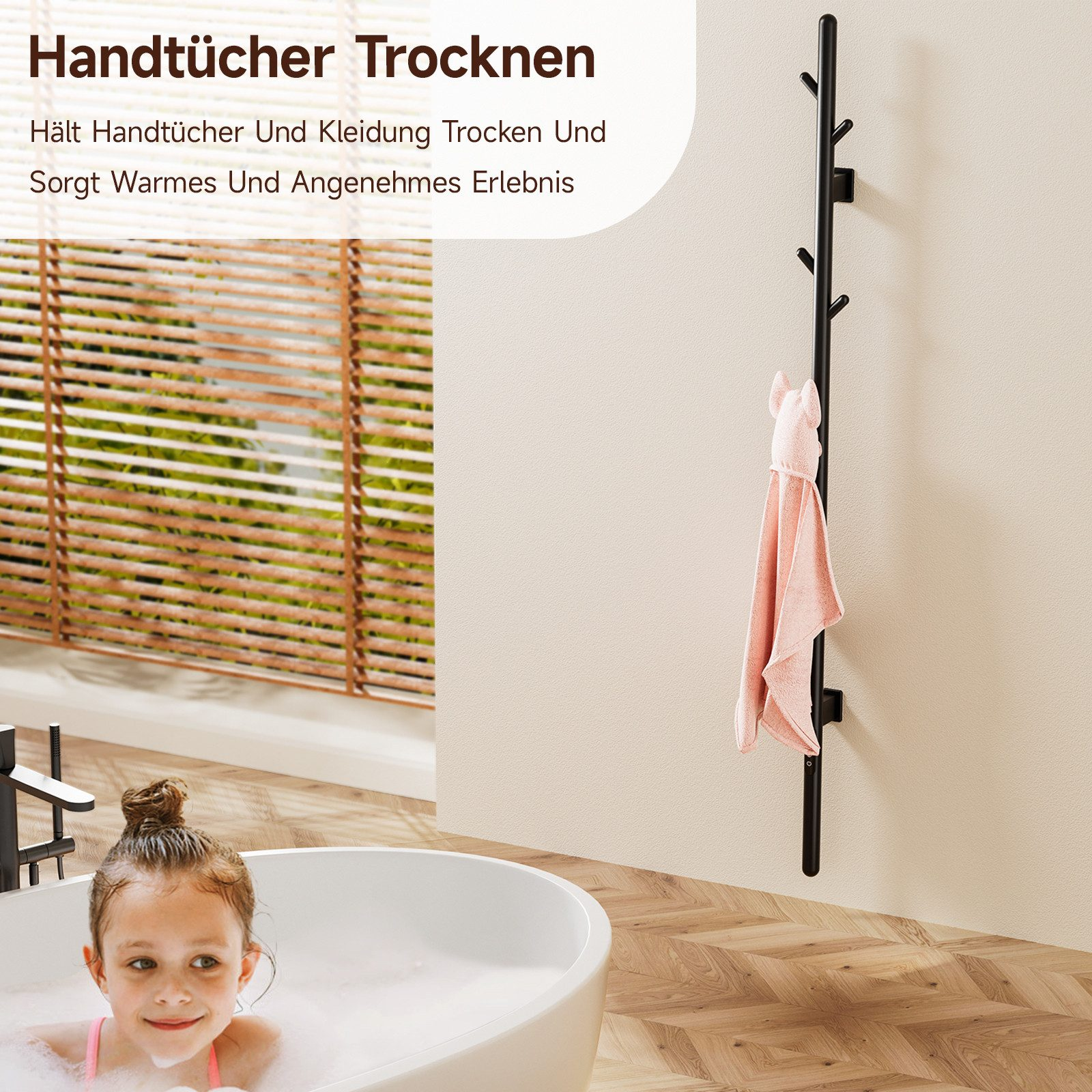 Mädchen in der Wanne, Handtuch hängt. Schwarzer Handtuchhalter an beiger Wand. Holzjalousien.