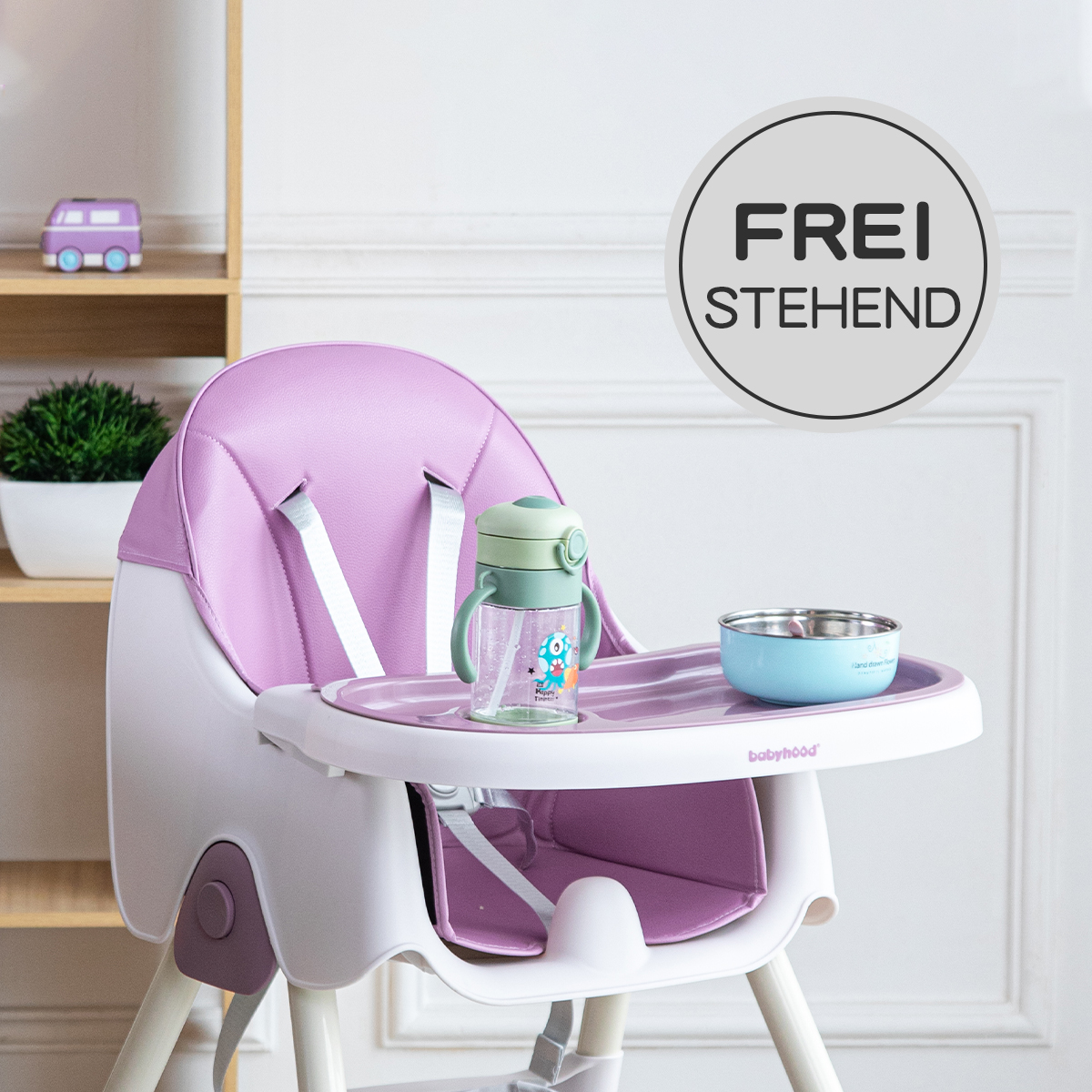Ein Hochstuhl mit Babyflasche, Schüssel und den Worten 'FREI STEHEND'.