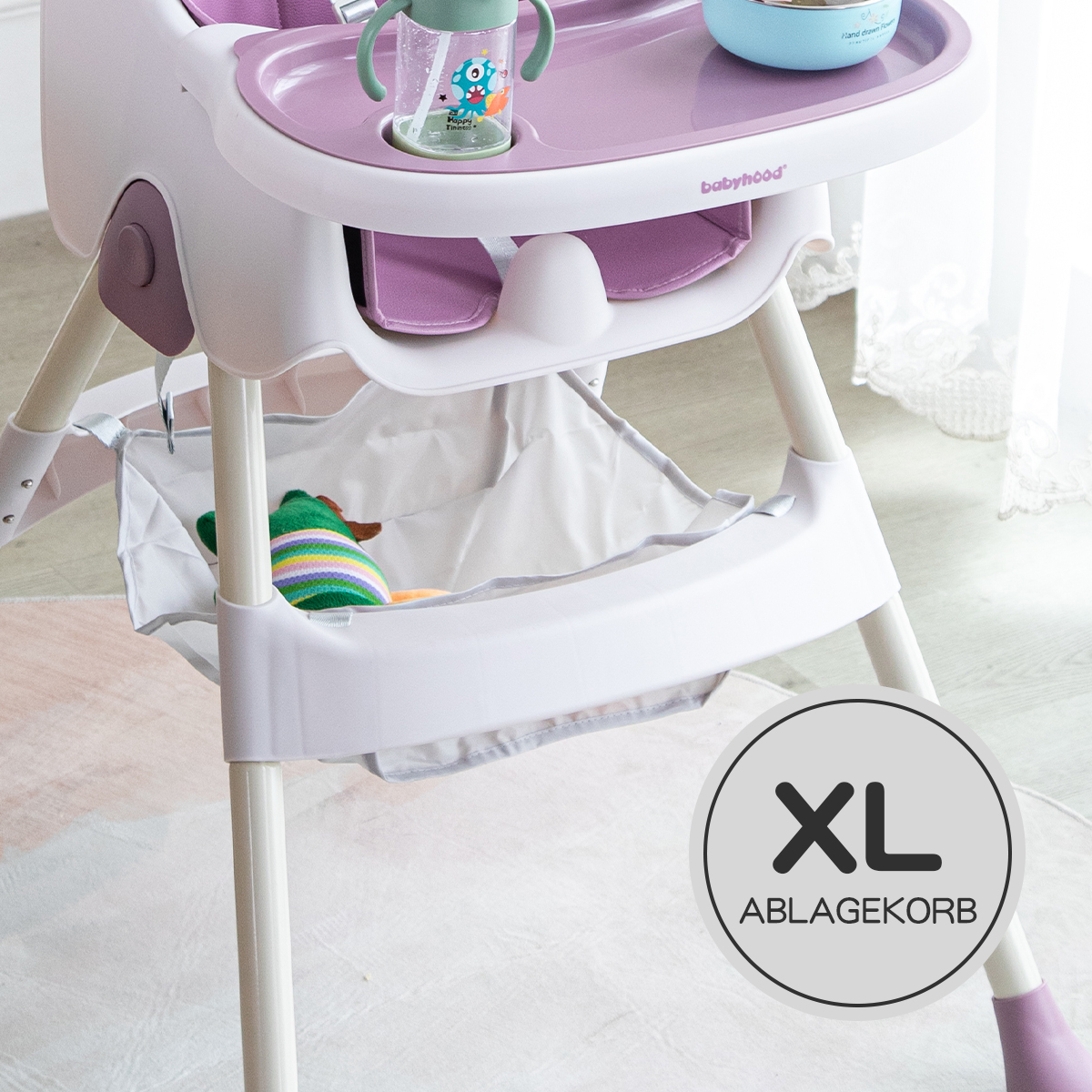 Ein Babyhochstuhl mit lila Tablett und Sitz, mit Babyflasche und Schüssel auf dem Tablett.