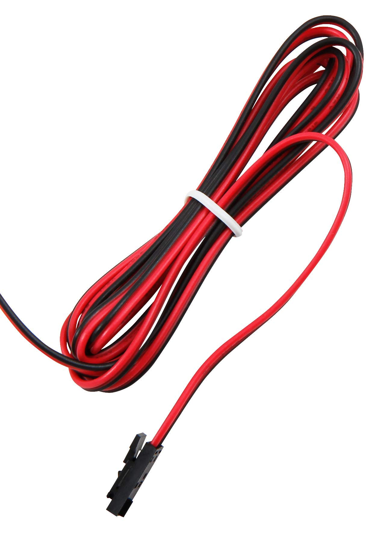 Schwarz-rote Drähte, mit einem weißen Band gebündelt, mit einem schwarzen Stecker am Ende. Weißer Hintergrund.