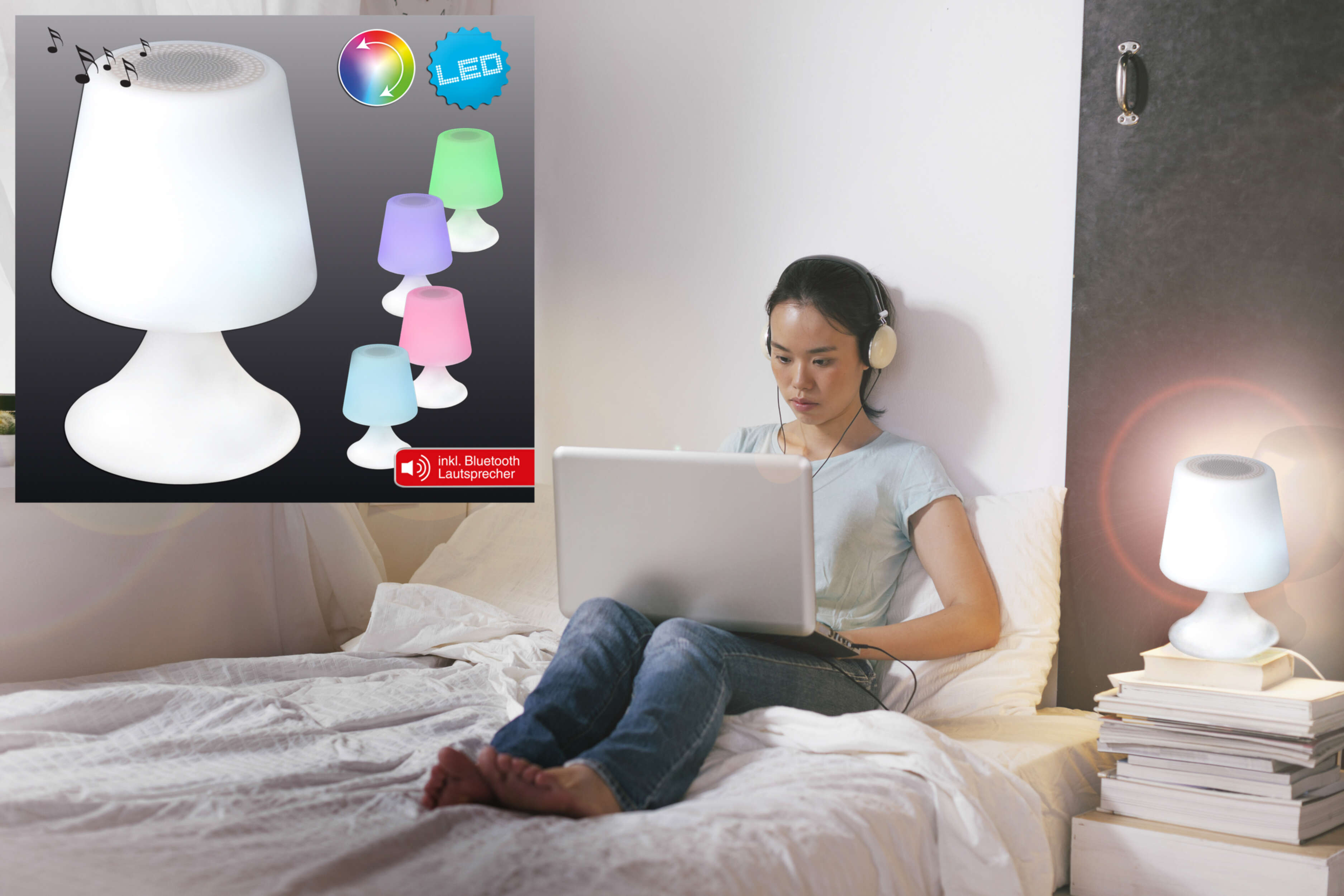 Eine Frau sitzt auf einem Bett und benutzt einen Laptop. Eine Lampe und vier farbige Lampen stehen neben ihr.