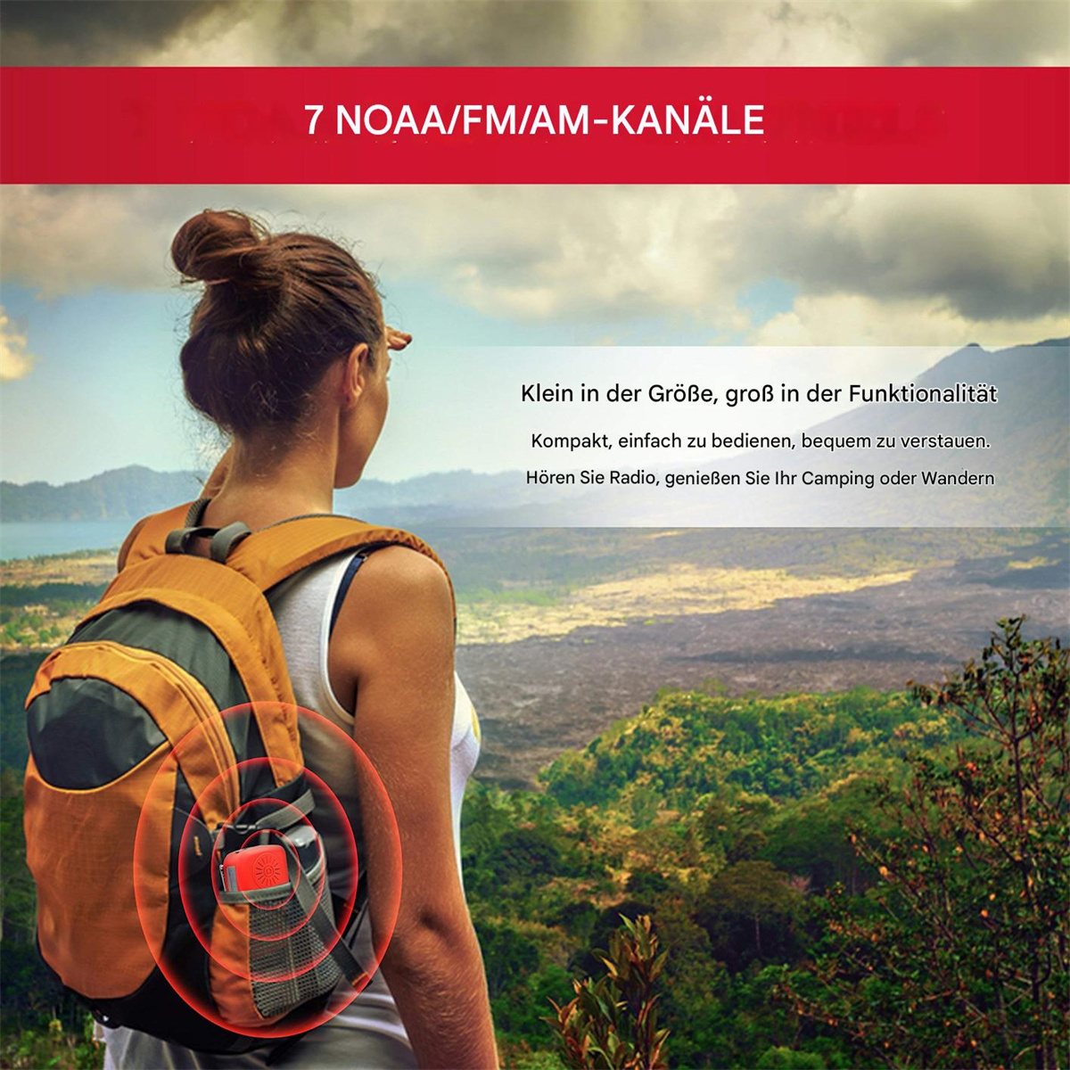 Eine Frau mit Rucksack wandert, mit einem Radio am Rucksack. Grüne Bäume und Berge sind im Hintergrund.