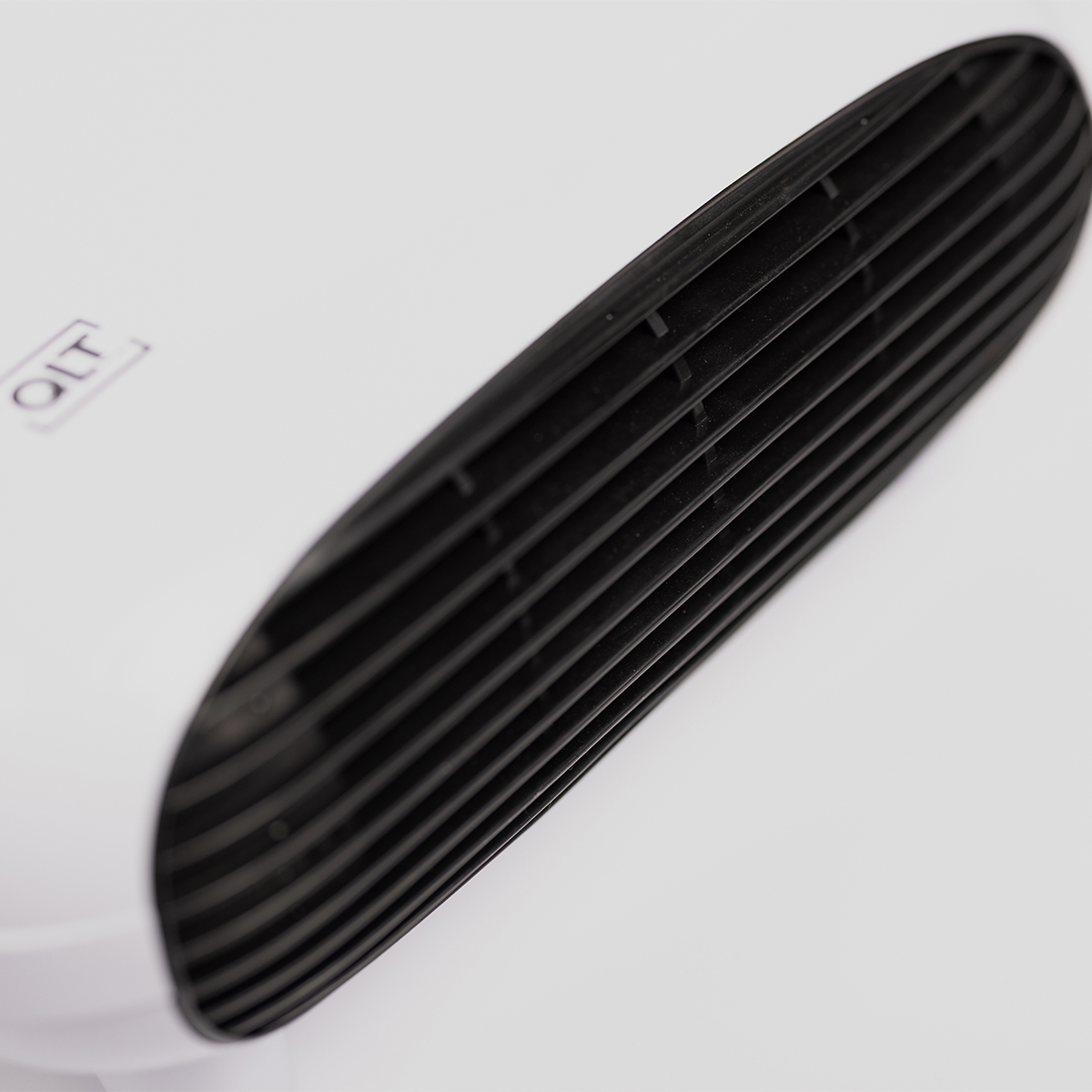 Close-up van een wit apparaat met zwarte ventilatie. Diagonale weergave.