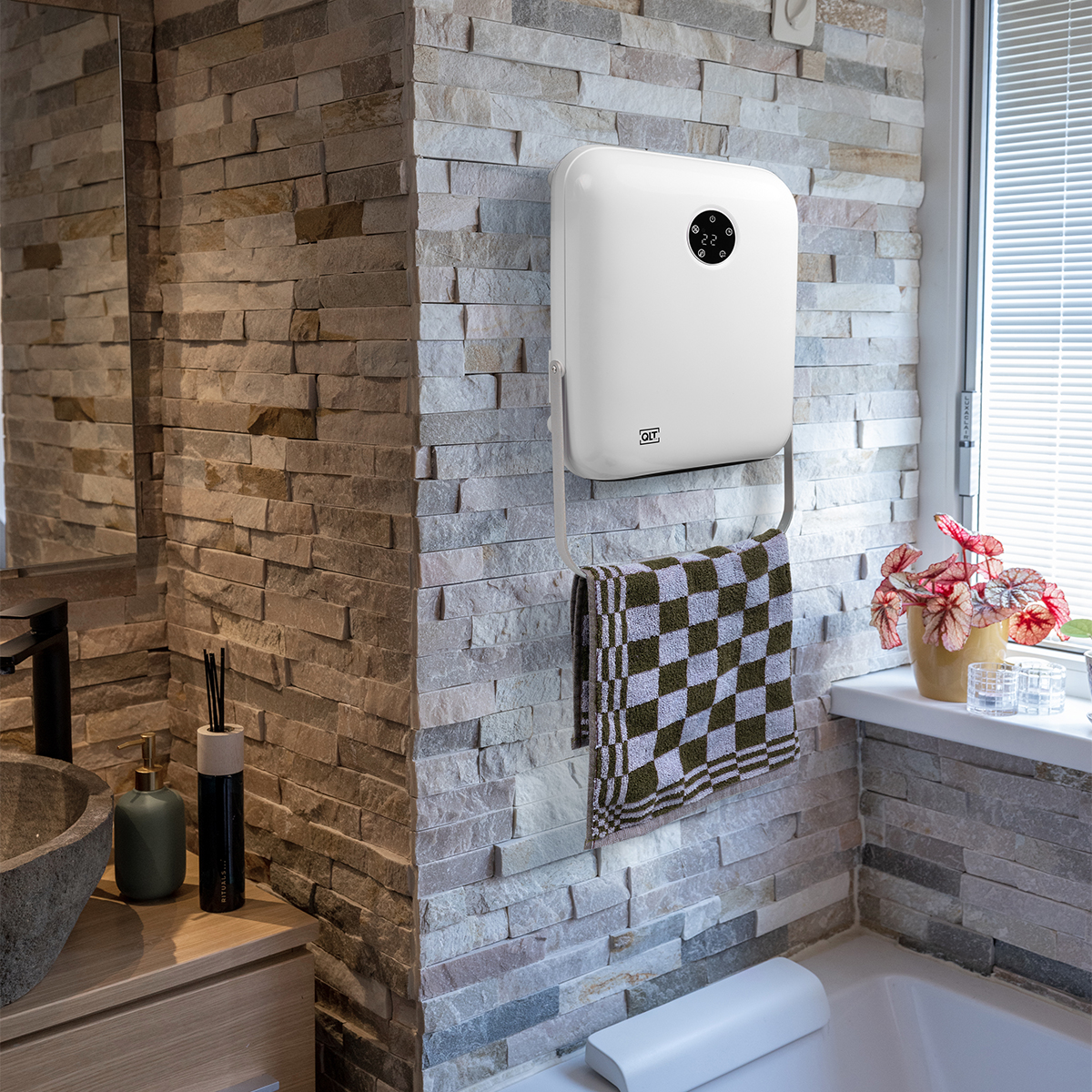Een witte aan de muur gemonteerde boiler met een handdoekenrek en een geruite handdoek.