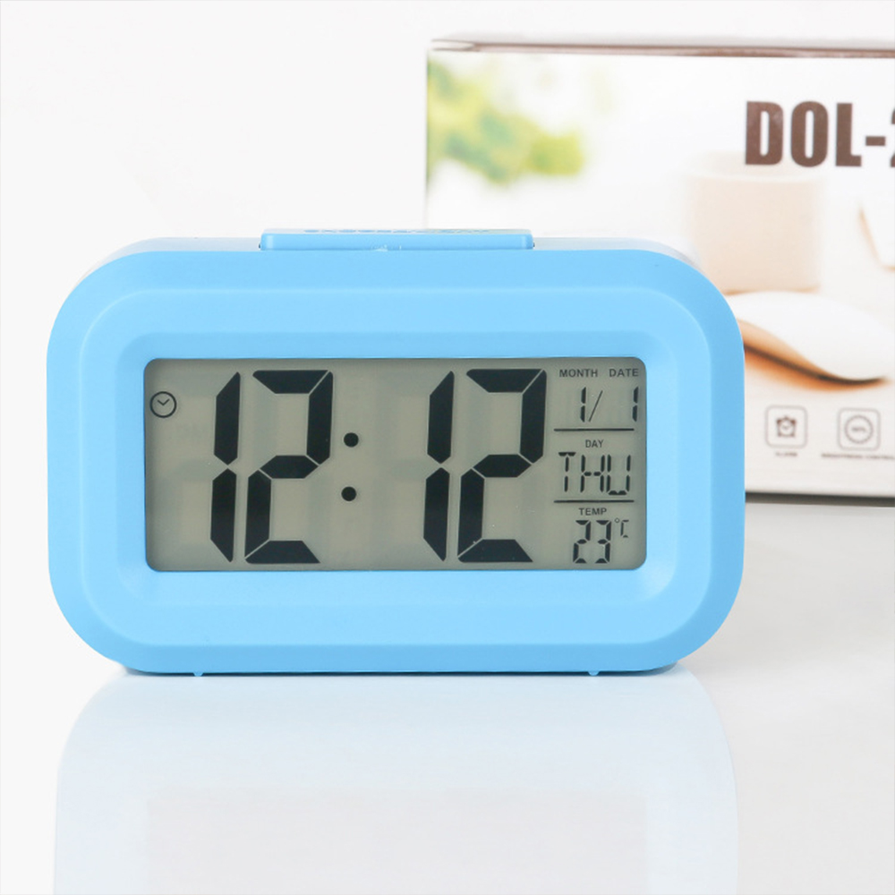 Blauer digitaler Wecker mit Anzeige von Uhrzeit, Datum und Temperatur.