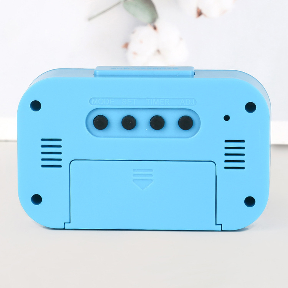 Blauer digitaler Wecker mit Knöpfen und Batteriefach. Weißer Hintergrund.