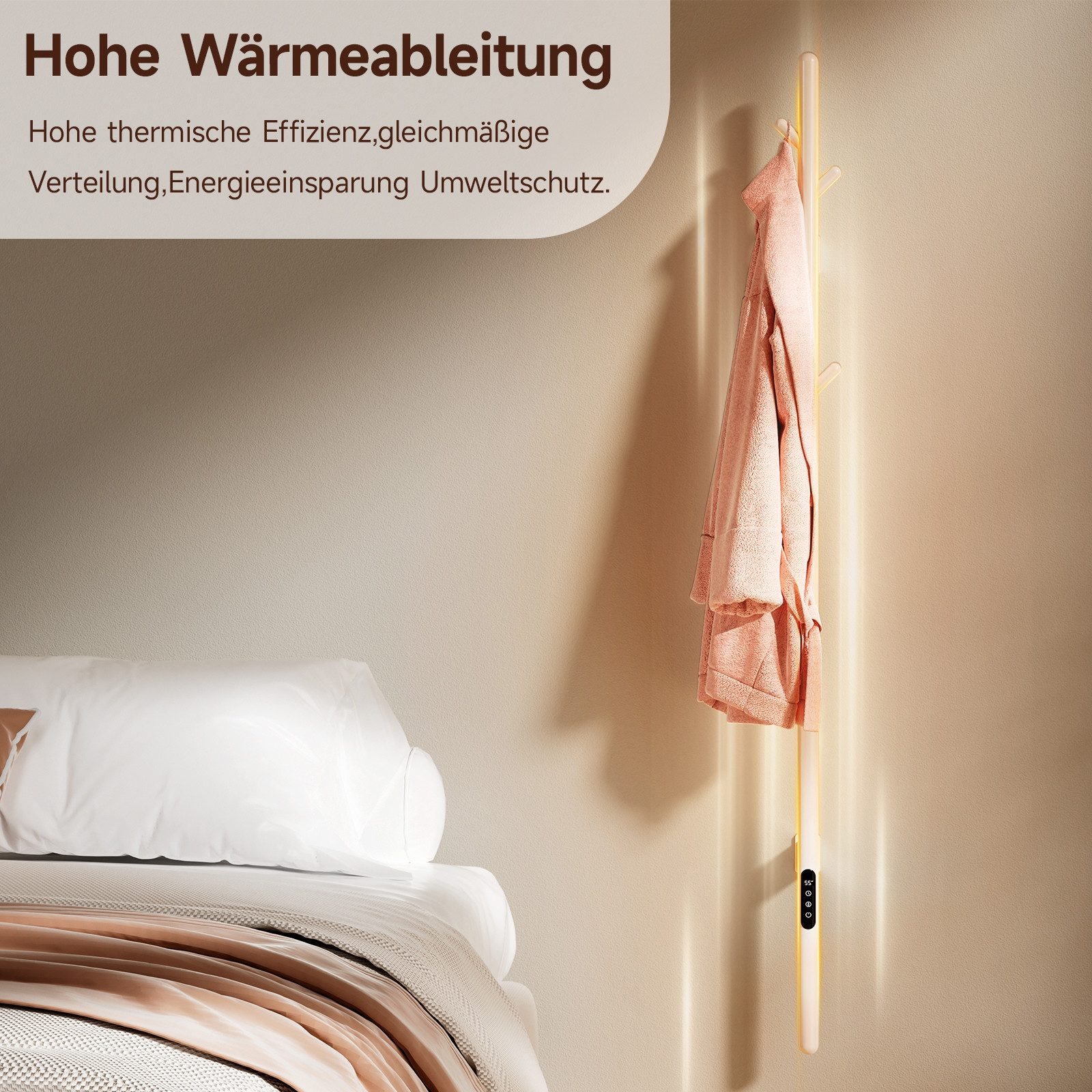 Ein Mantel hängt an einer goldfarbenen, an der Wand befestigten Lampe, mit Bett und Wand im Hintergrund.
