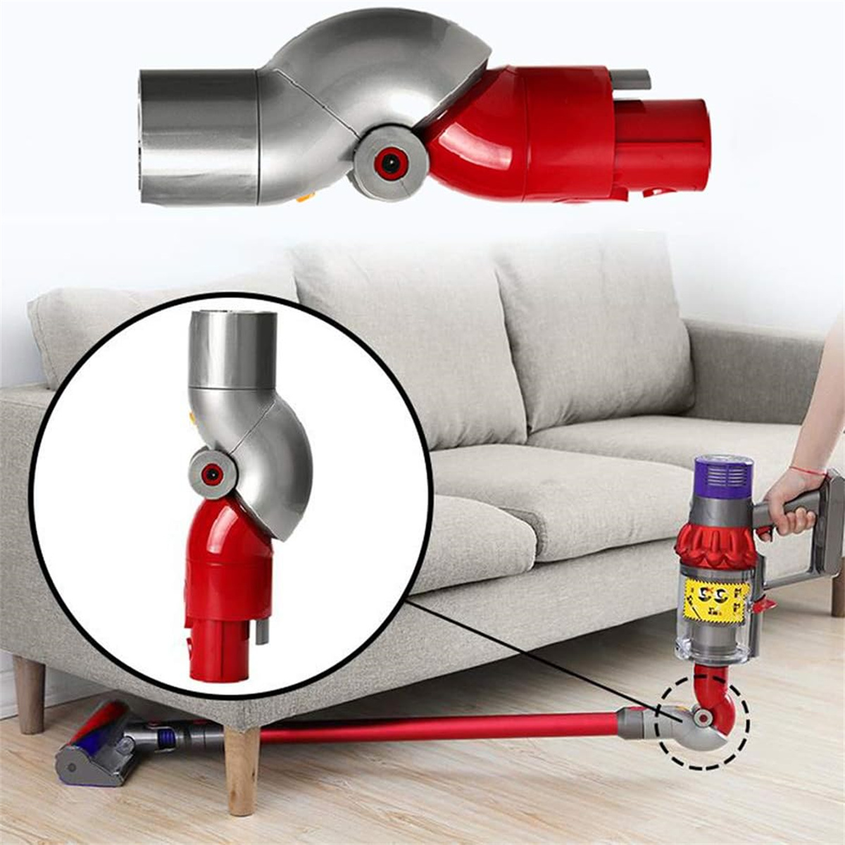 Vakuum-Reinigerkopf, rot und silber, abgewinkelt, an einen Dyson-Staubsauger angeschlossen, mit Sofa im Hintergrund.