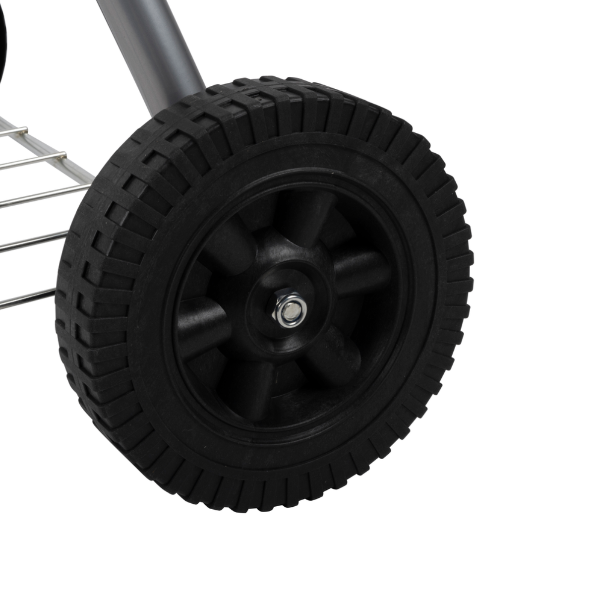 Een close-up van een zwart wiel met een band. Het is bevestigd aan een metalen frame.