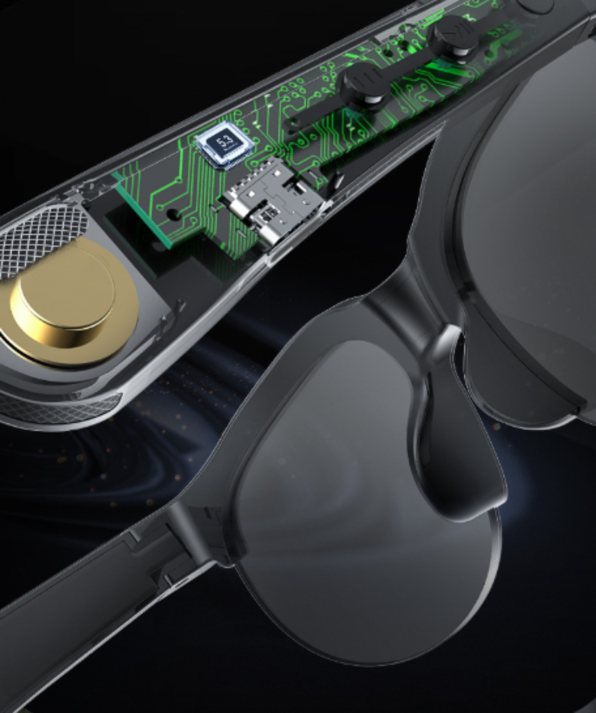 Schwarze Smart-Brille mit transparenten Gläsern. Oben sind interne Komponenten zu sehen. Dunkler Hintergrund.